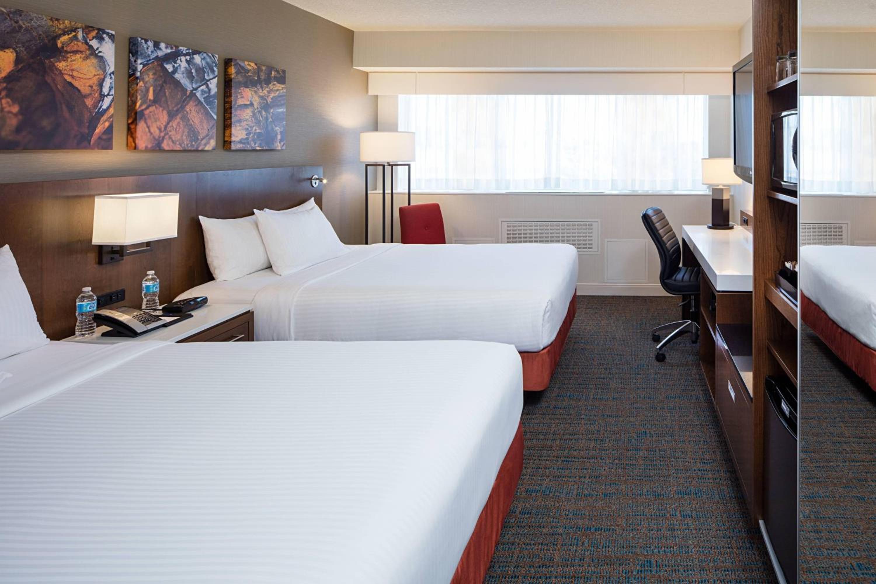 One-Bedroom Family Suite with Queen Bunk and Sofa Bed thumbnail 5