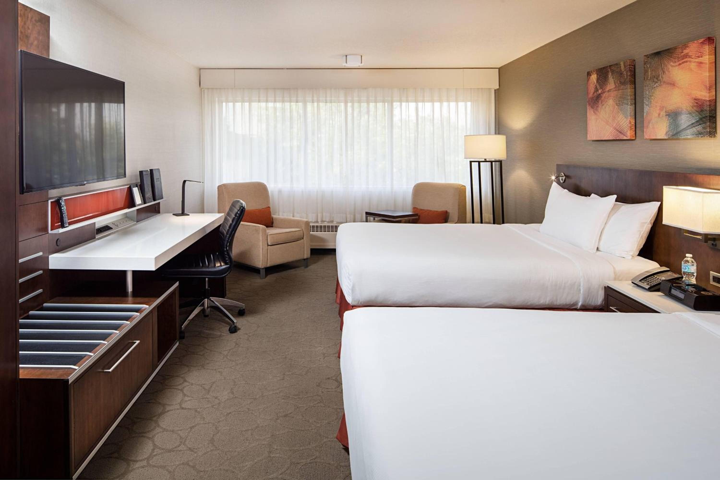 Deluxe Queen Room with Two Queen Beds thumbnail 5