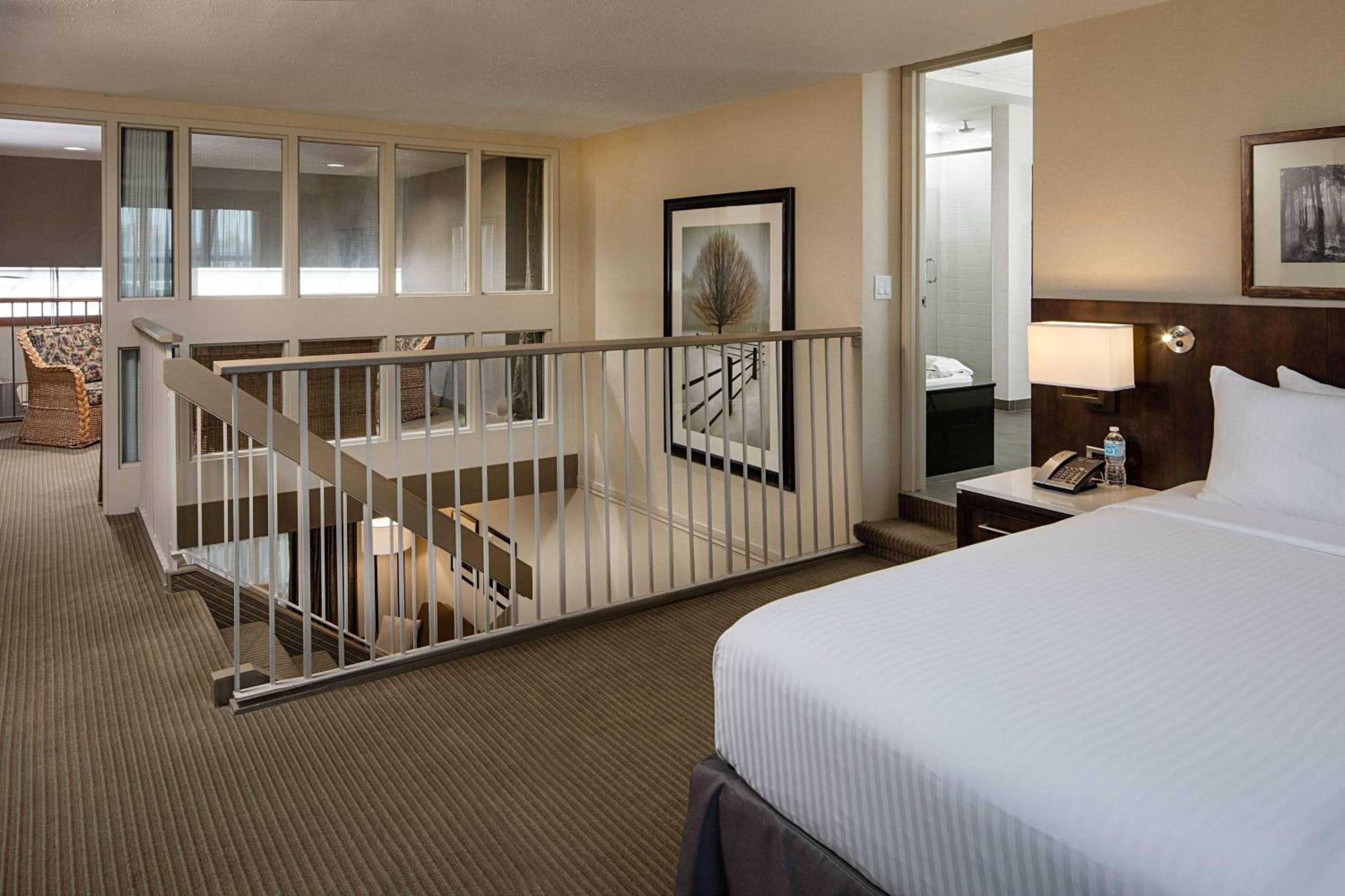 One-Bedroom Bi-Level Loft Club Suite - Club Lounge Access