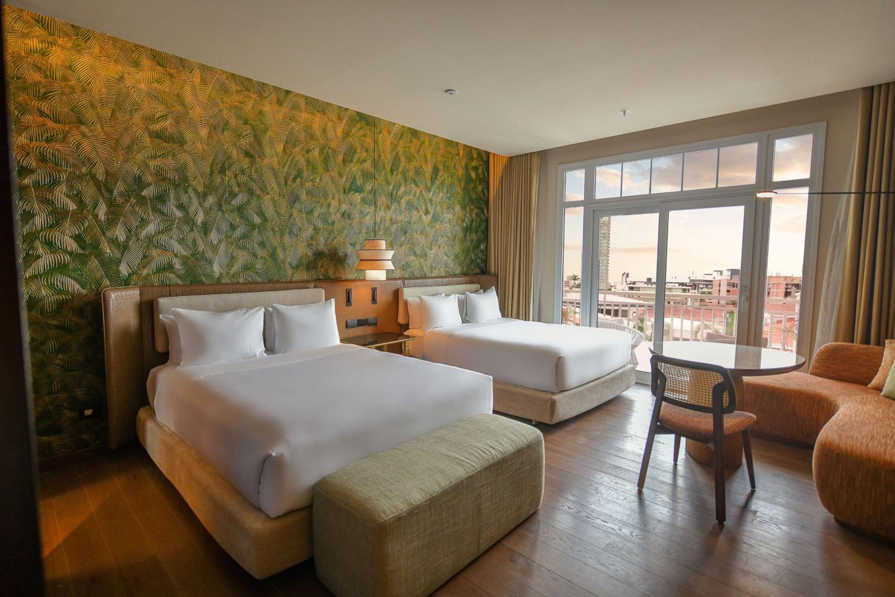 Queen Room with Pool View - Club Lounge Access photo 3