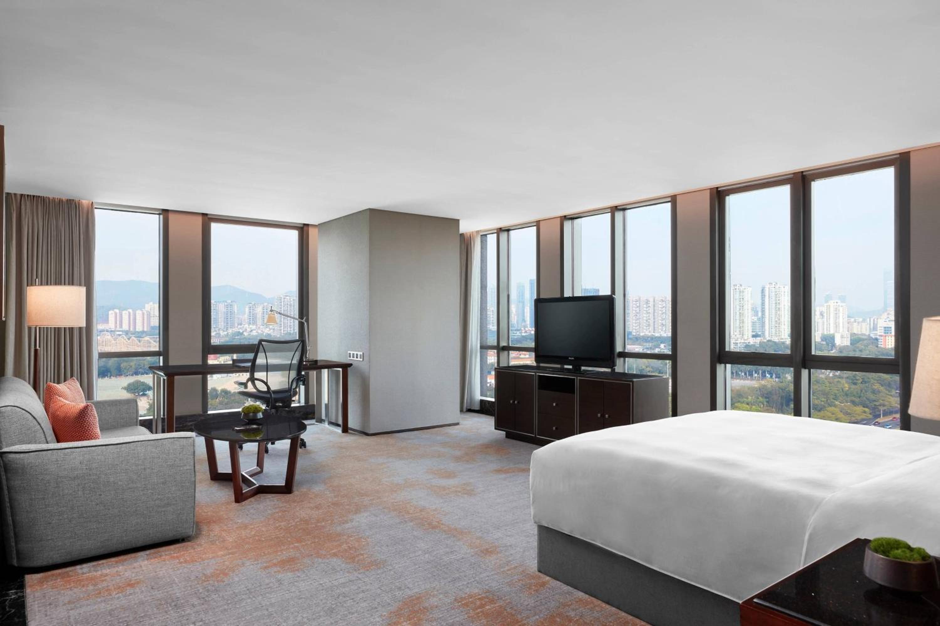 Executive Large Studio King Suite - Lounge Access