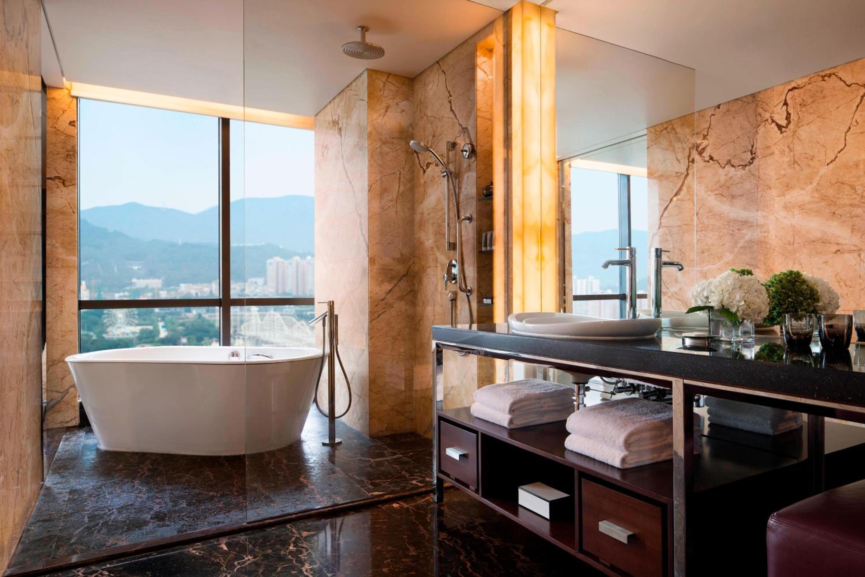Deluxe King Room - Photo 2