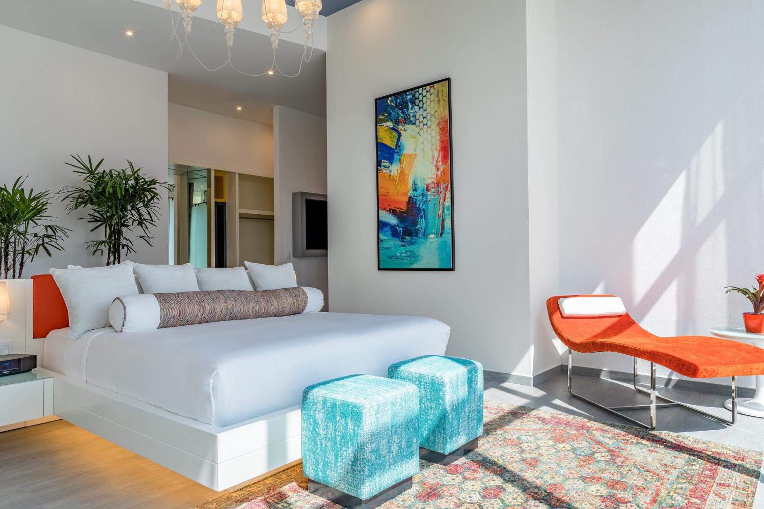 Penthouse King Suite with Partial City View and Whirlpool