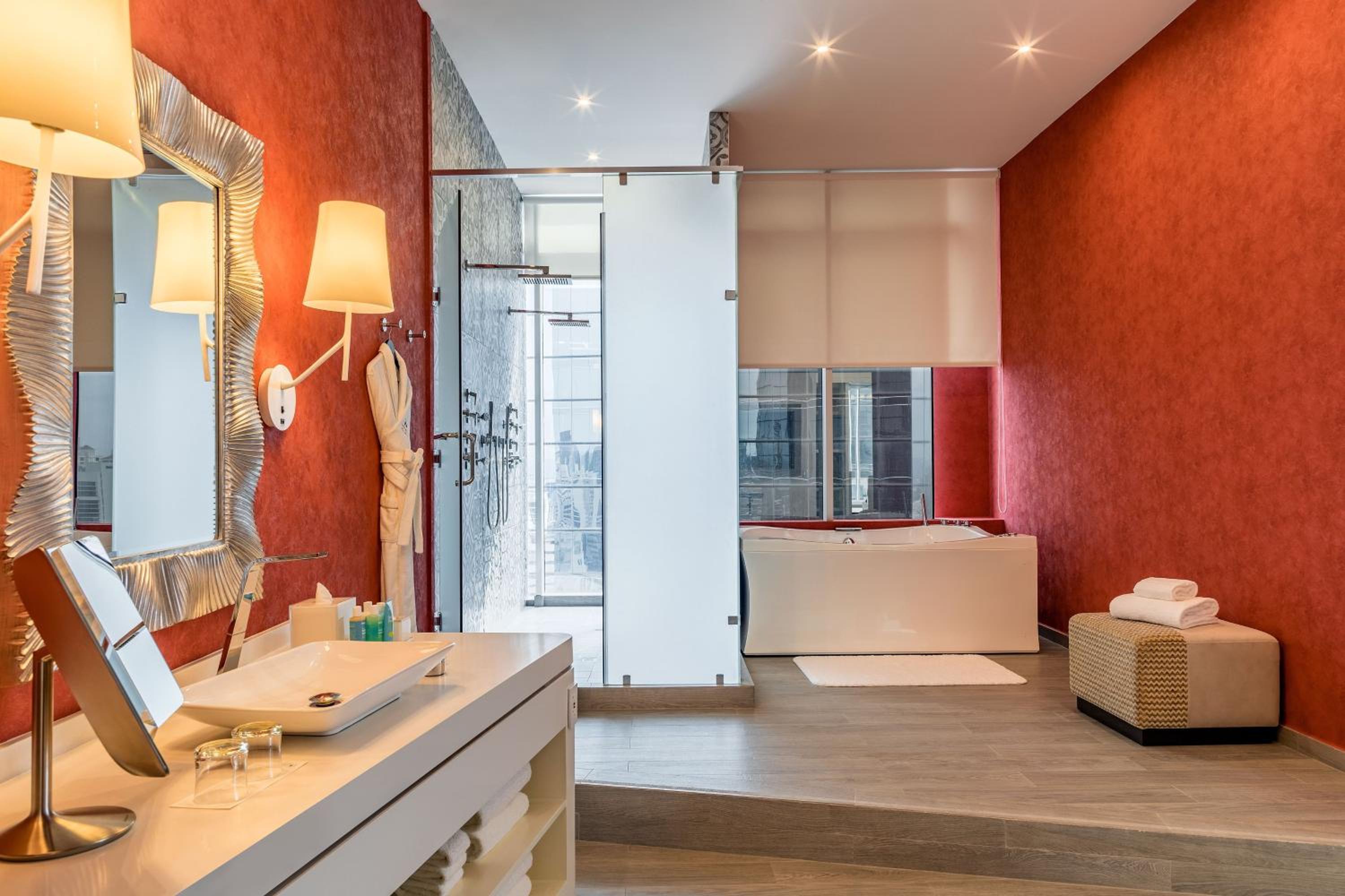Penthouse King Suite with Partial City View and Whirlpool thumbnail 5