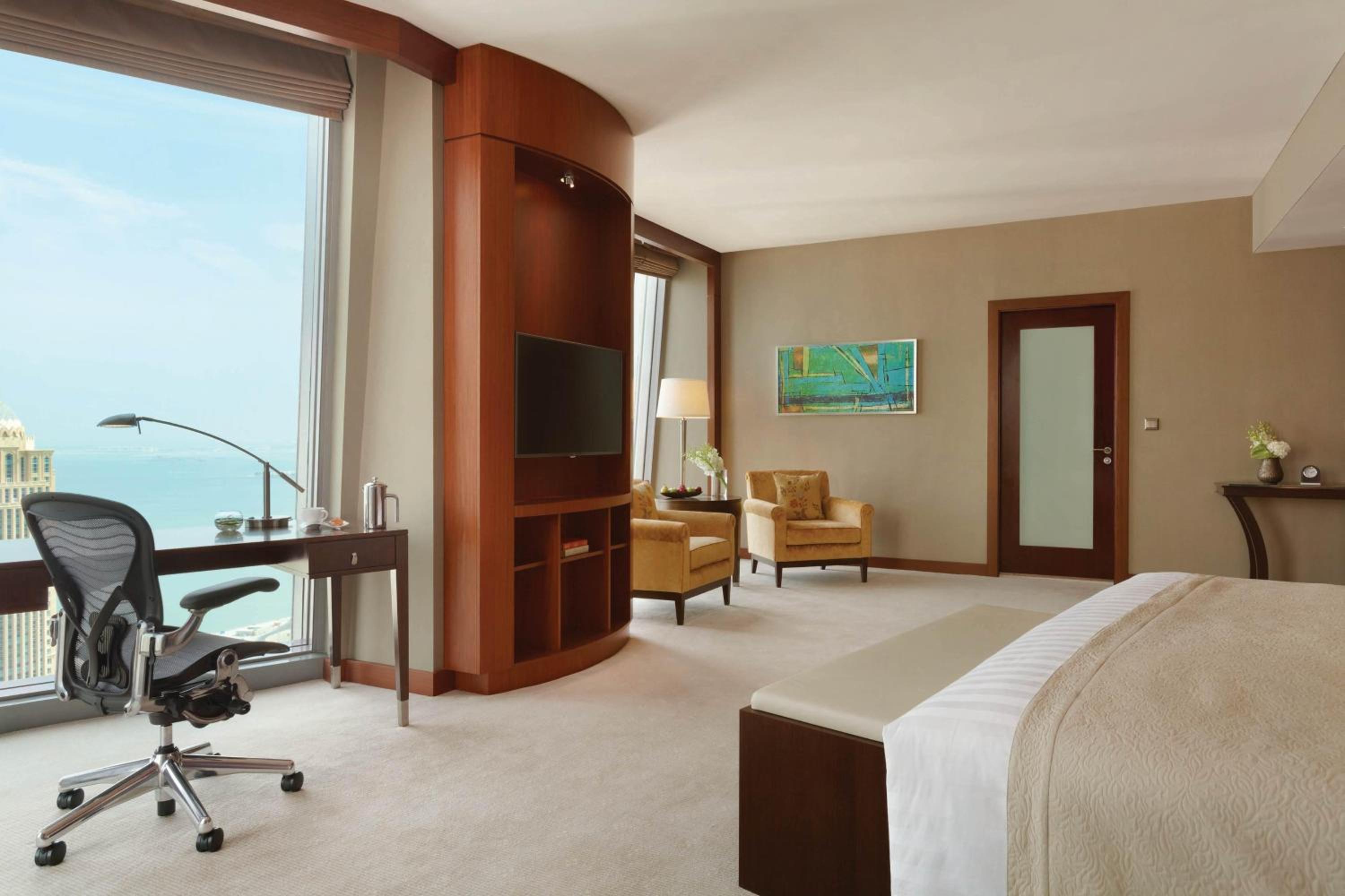 Corner Suite, Executive lounge access, Suite, 1 King - Photo 3