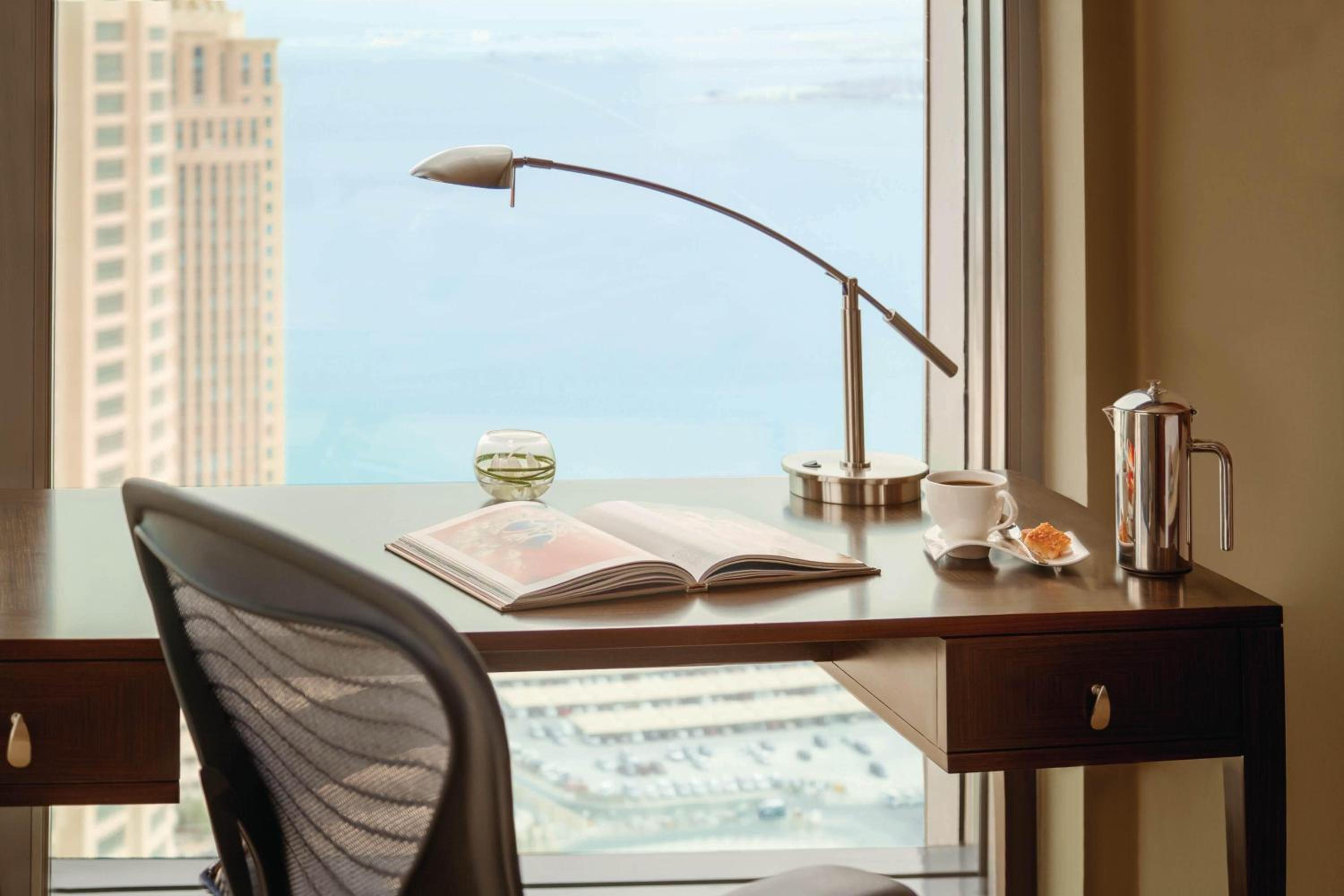 Corner Suite, Executive lounge access, Suite, 1 King - Photo 5