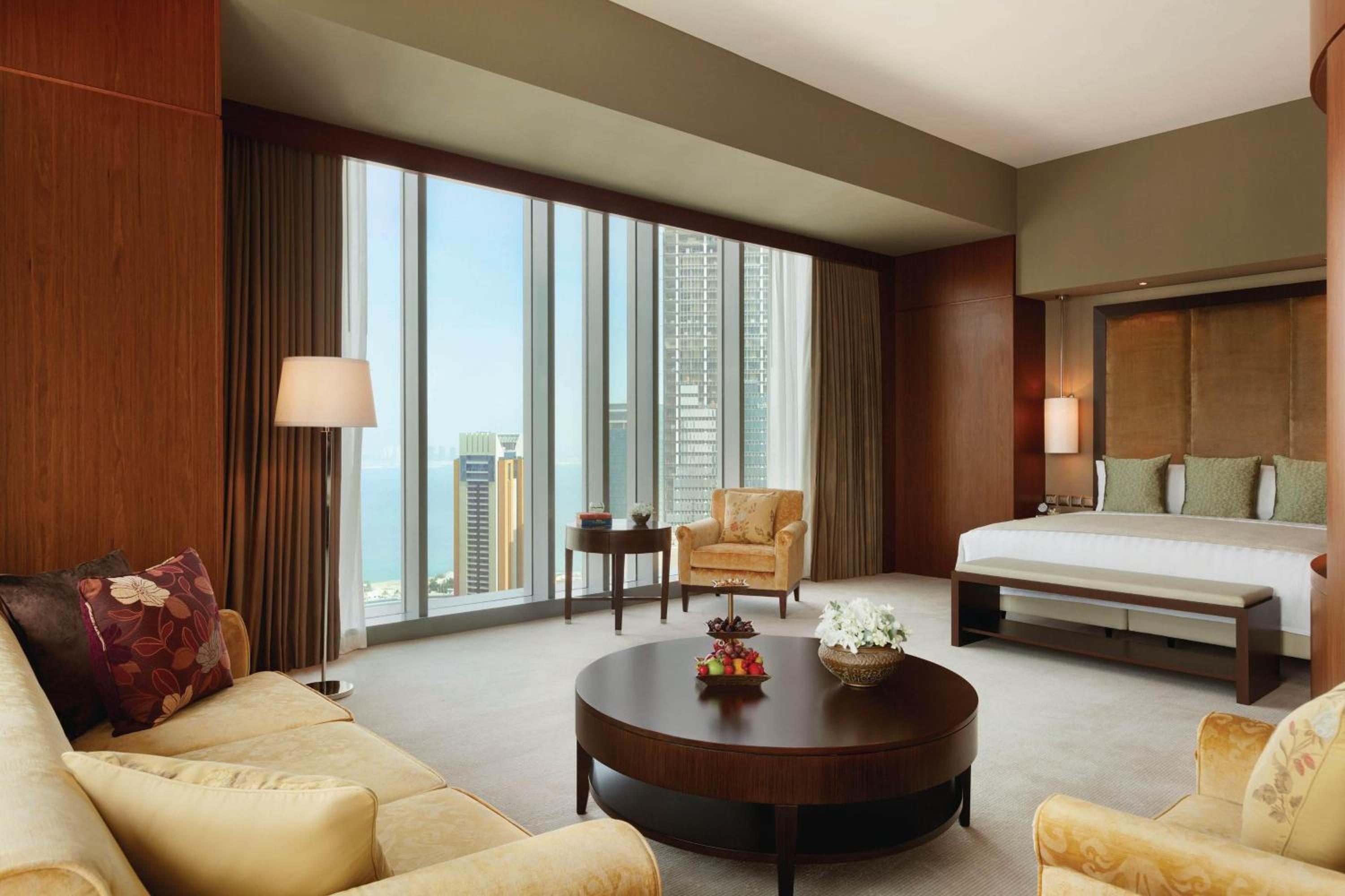 Corner Suite, Executive lounge access, Suite, 1 King - Photo 4