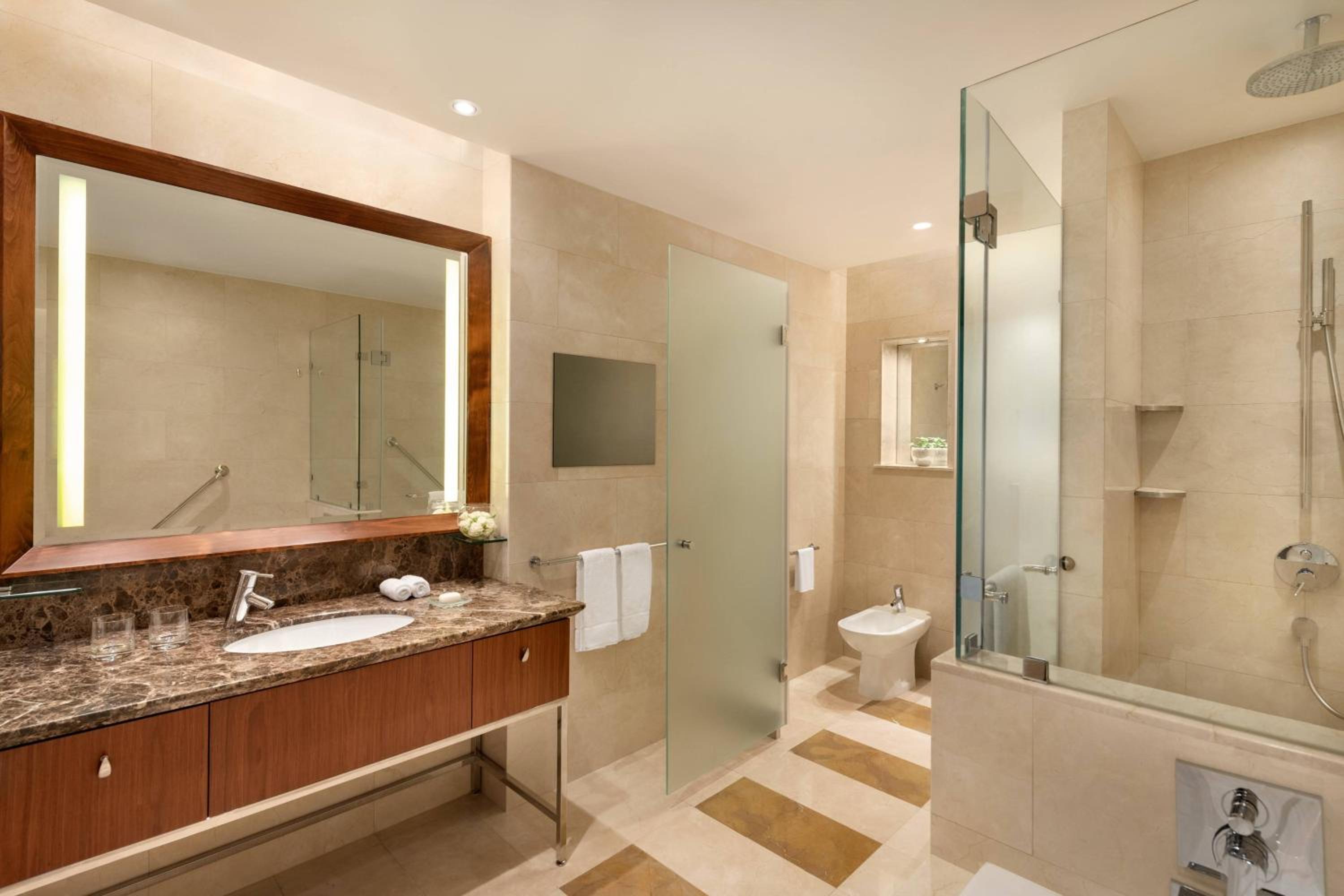 Executive King Room, Executive lounge access, Beach access - Photo 8