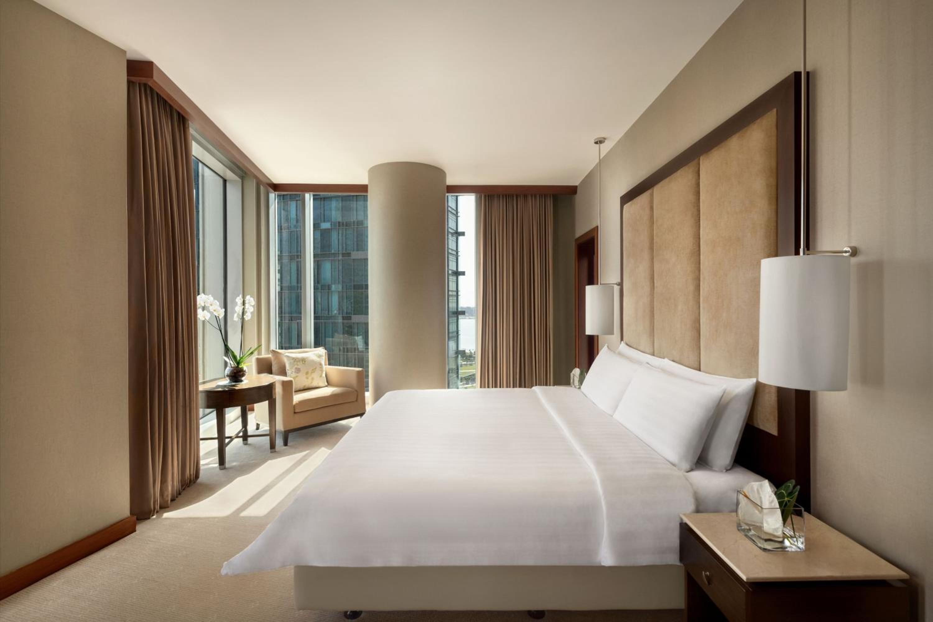 Executive King Suite, Executive lounge access, Suite, 1 King - Photo 1