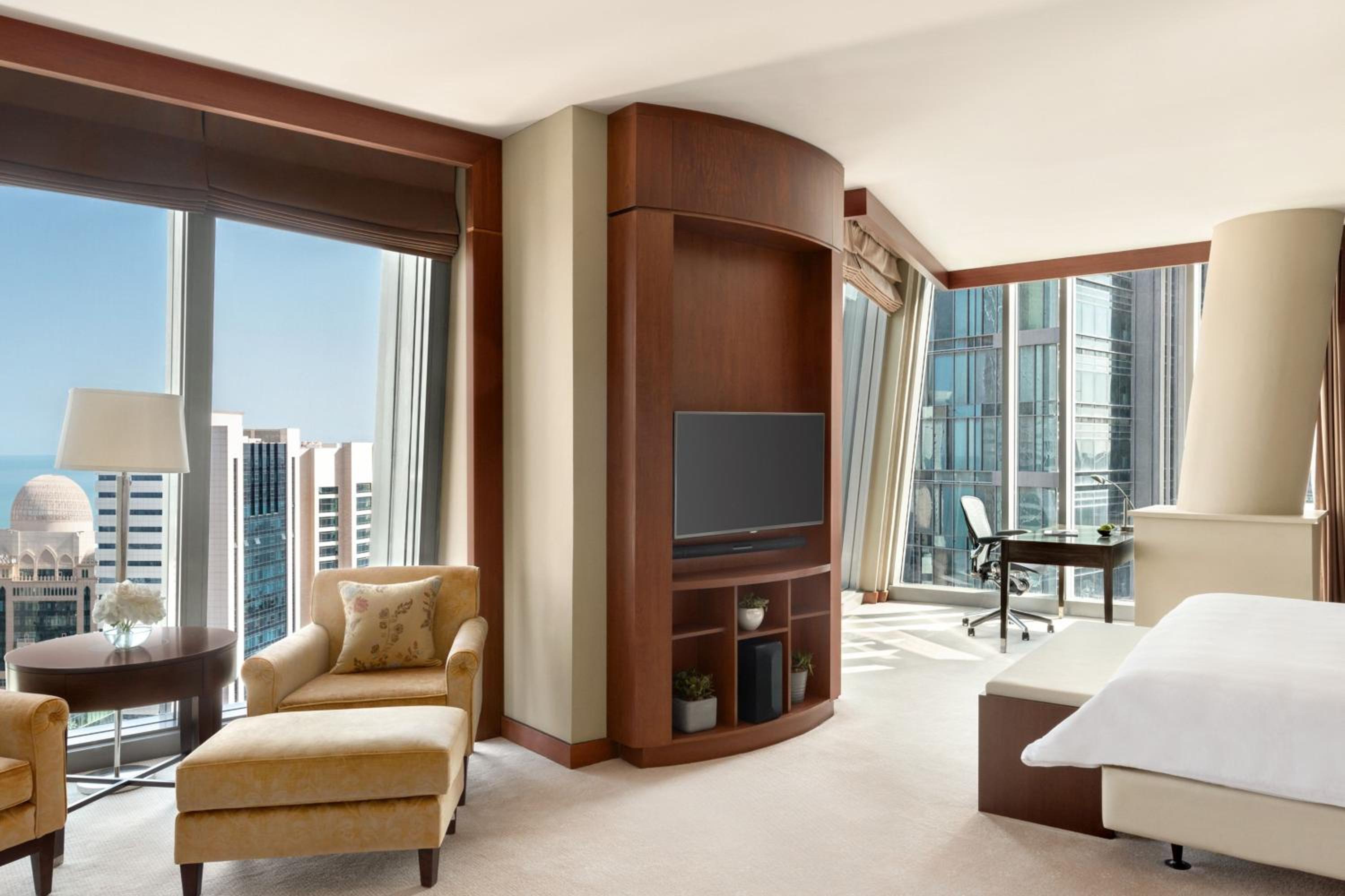 Corner Suite, Executive lounge access, Suite, 1 King - Photo 2