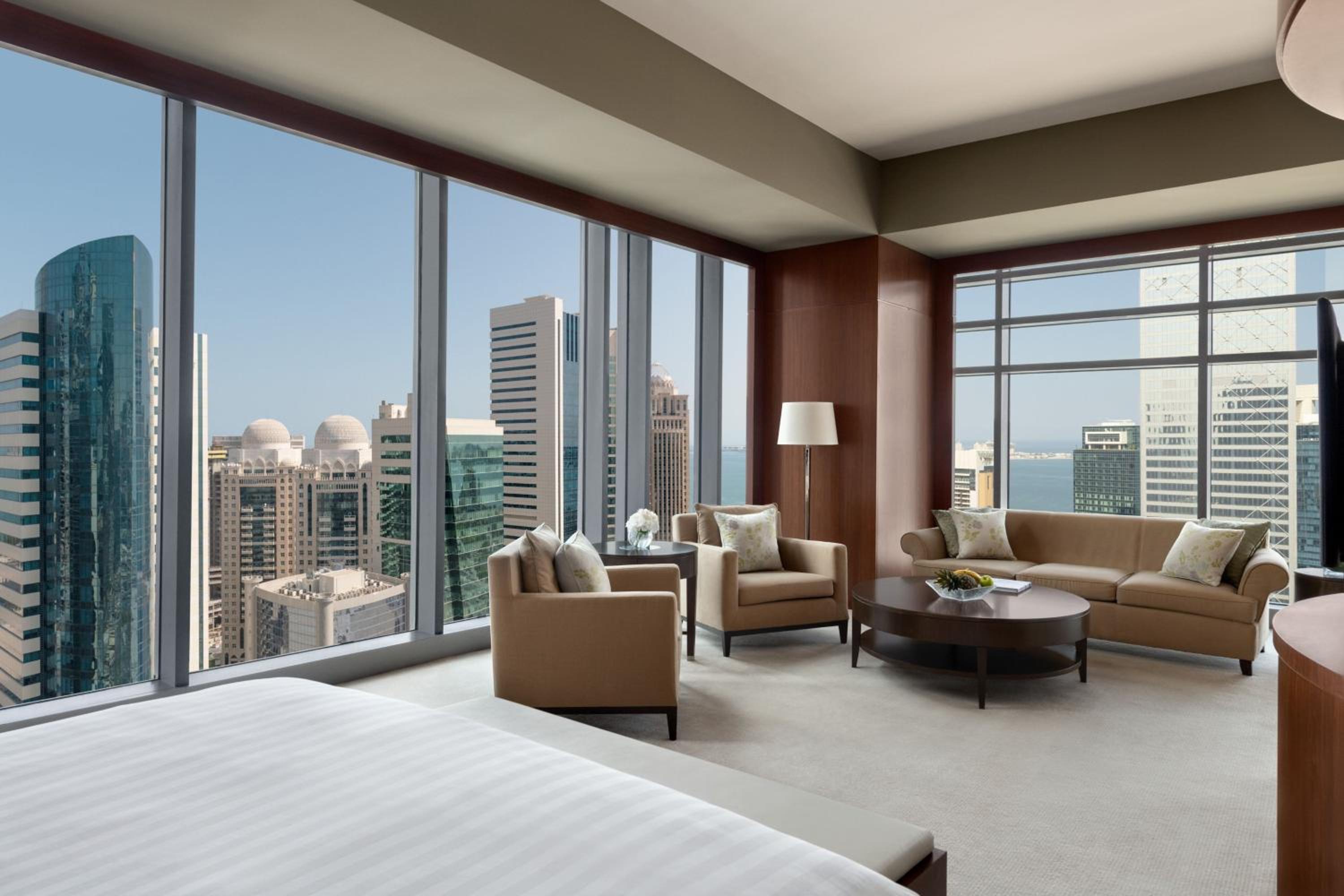 Corner Suite, Executive lounge access, Suite, 1 King - Photo 6
