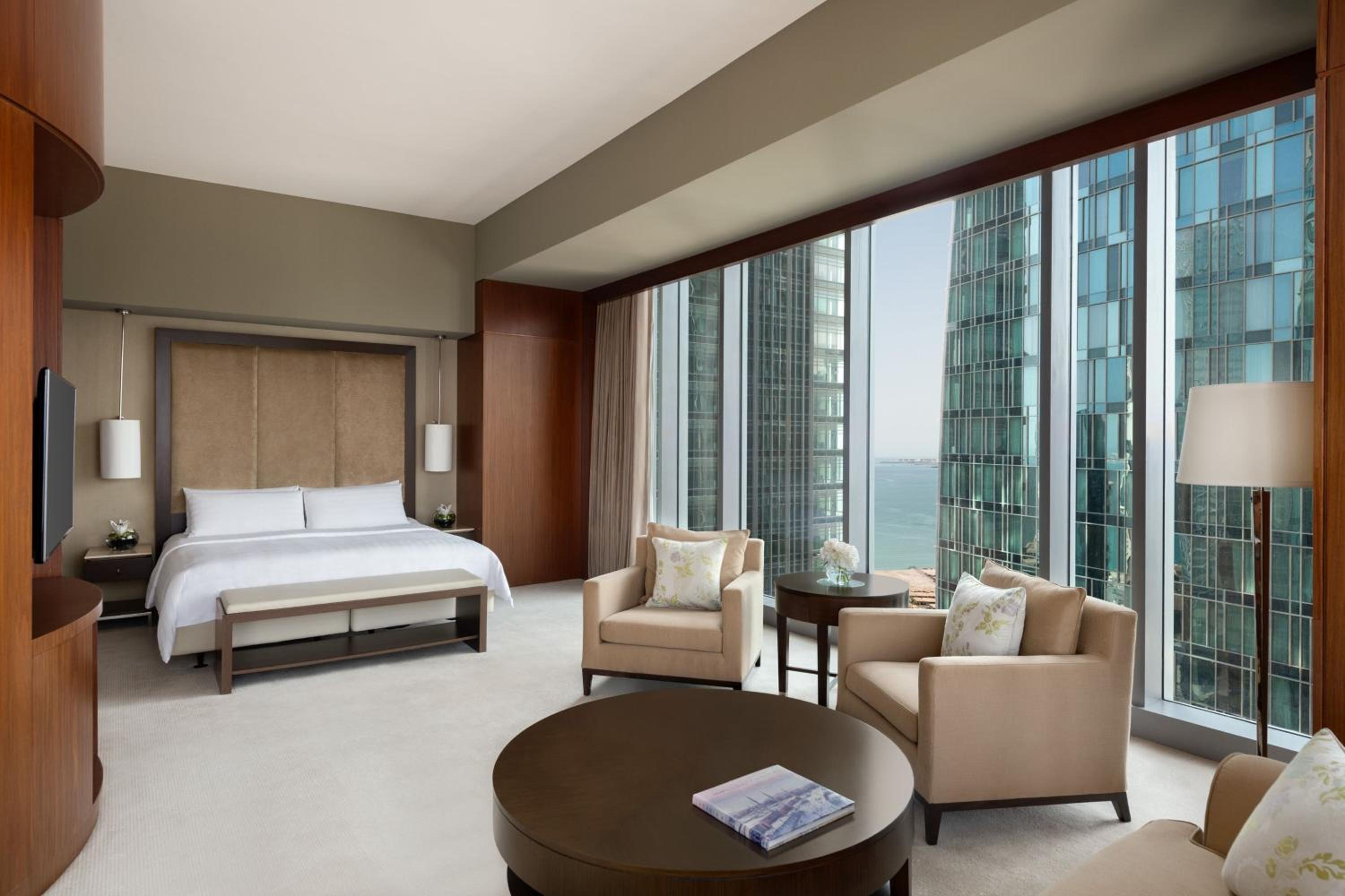 Corner Suite, Executive lounge access, Suite, 1 King - Photo 1