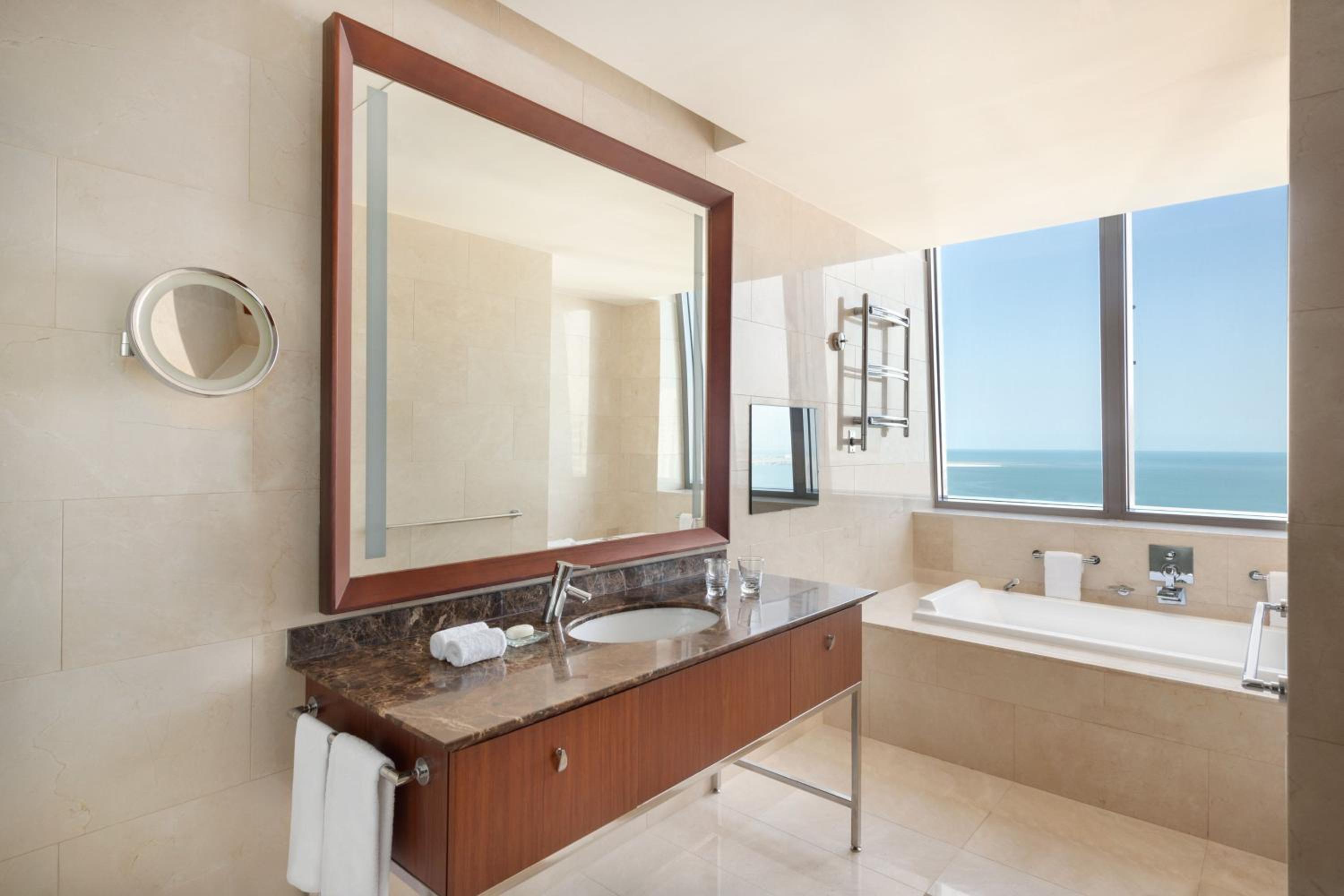Corner Suite, Executive lounge access, Suite, 1 King - Photo 9