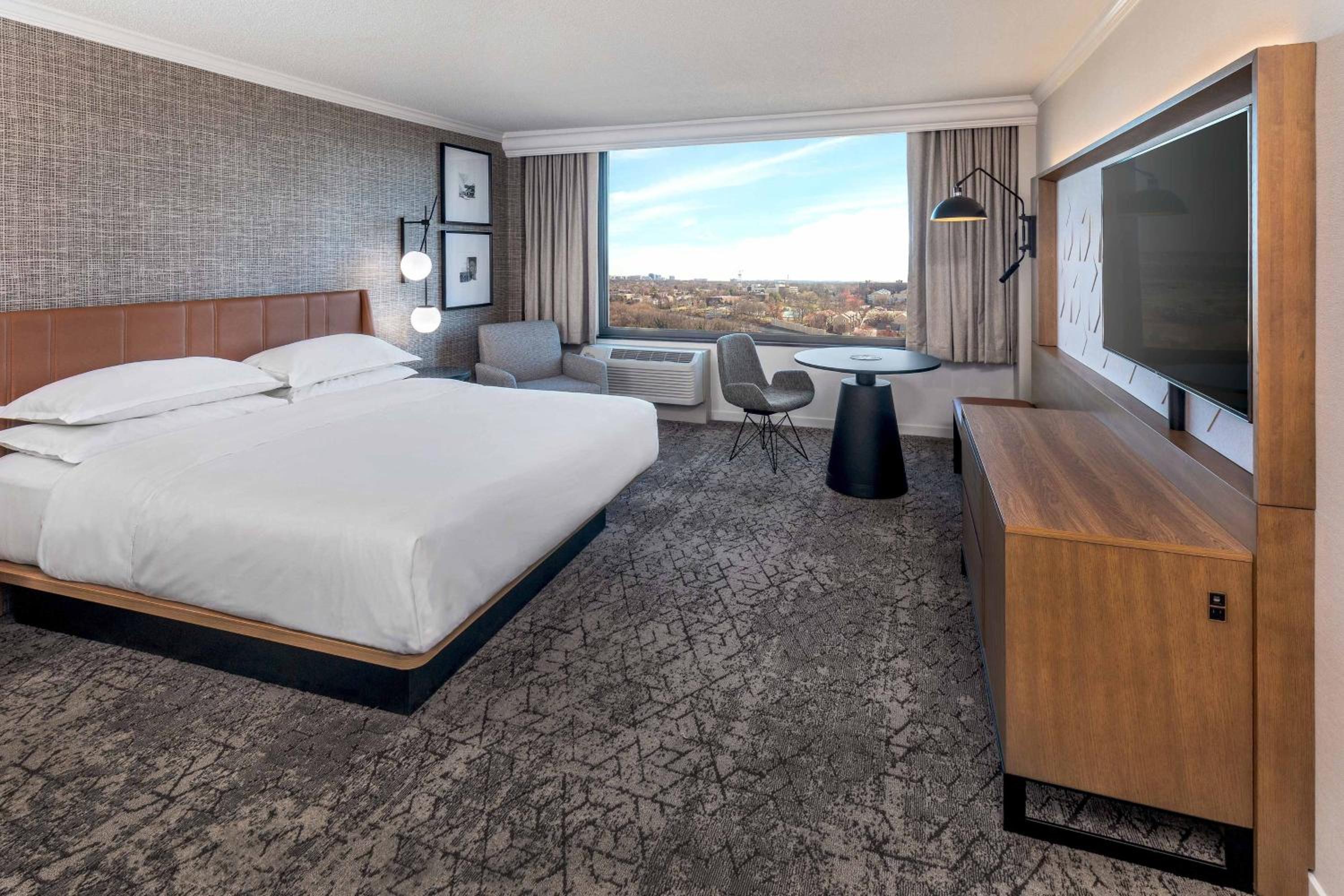Guest room, 1 King, Limited view - Photo 1