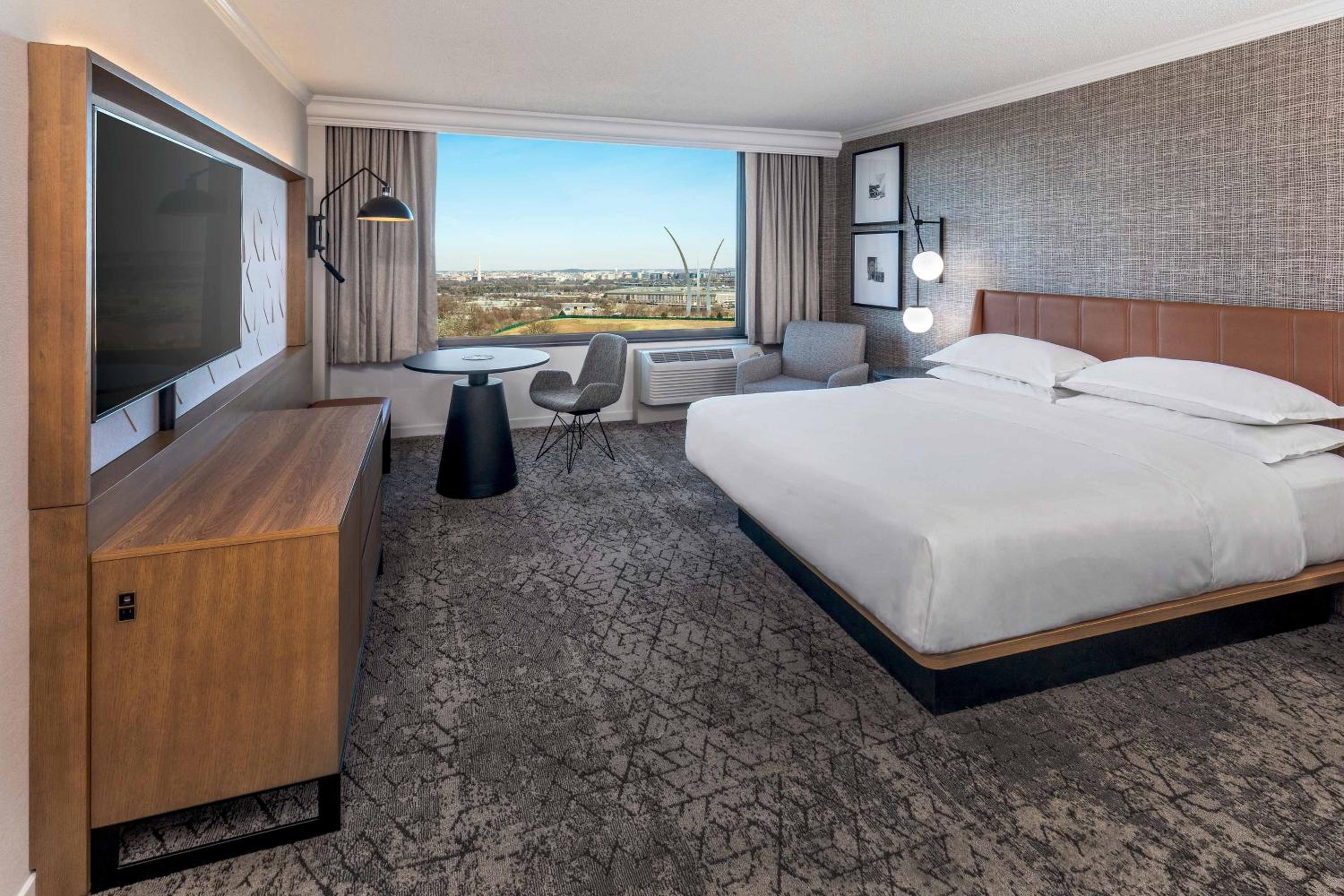 Guest room, 1 King, Washington DC view, City view, Main - Photo 1