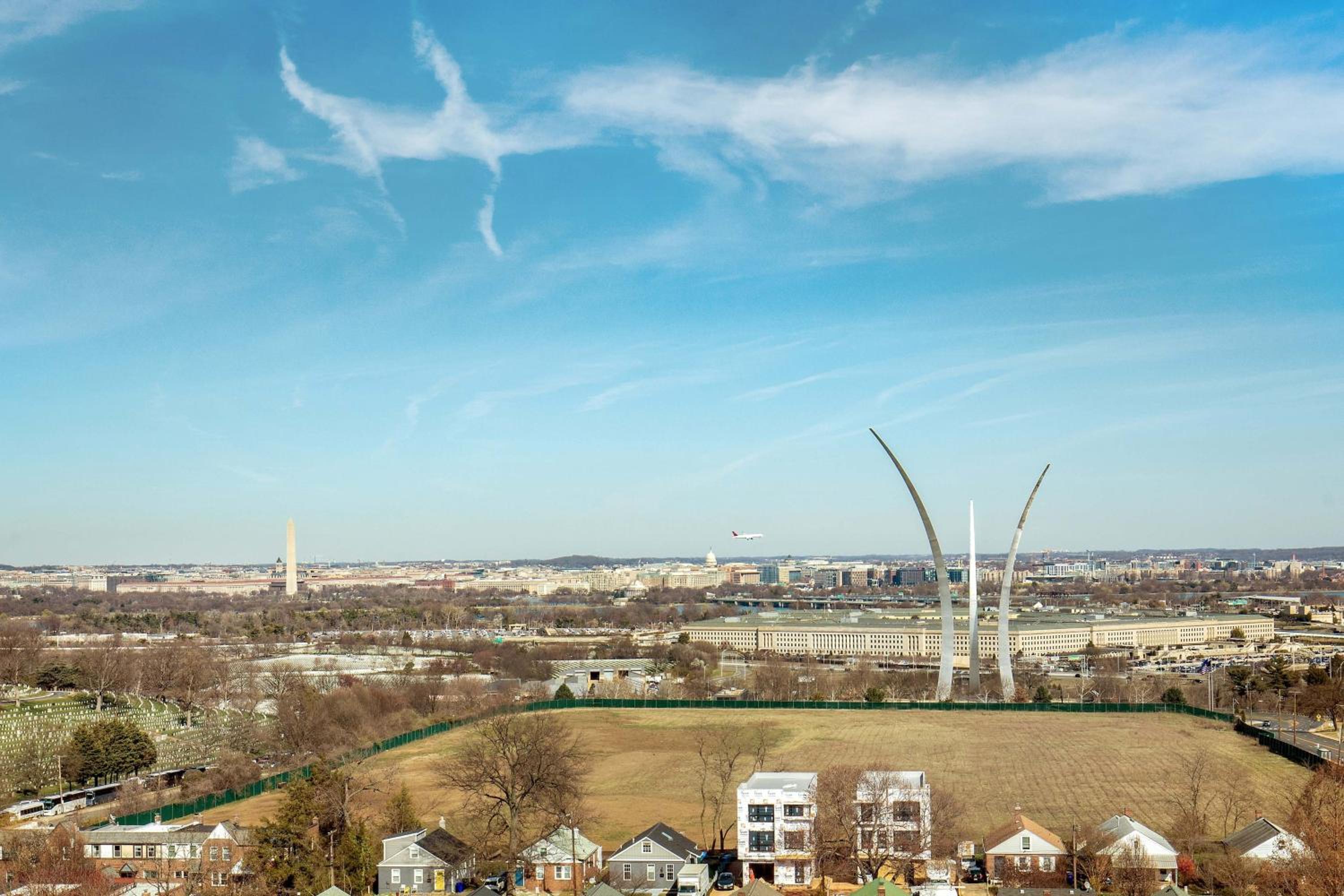 Guest room, 1 King, Washington DC view, City view, Main - Photo 3