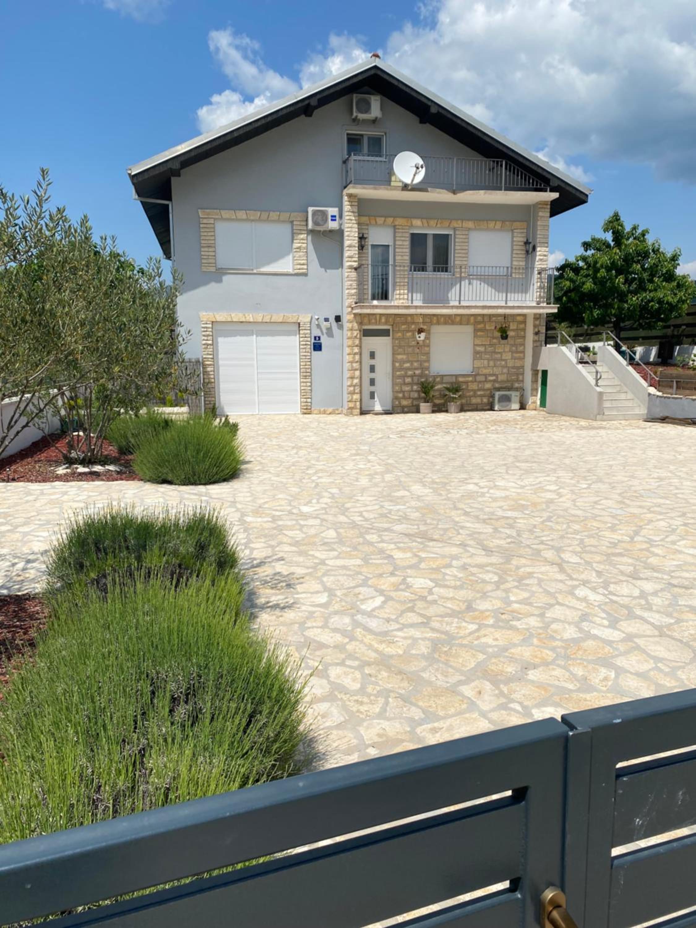 Villa photo 3