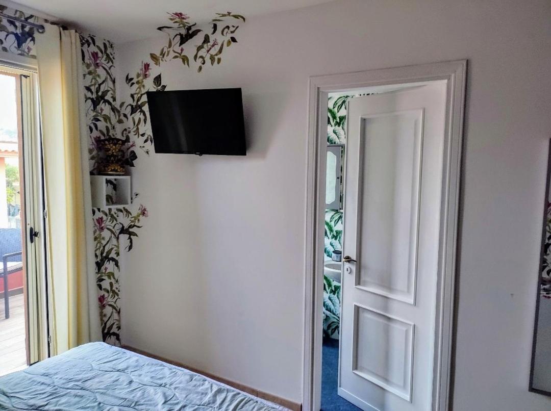 King Room with Balcony - Photo 13