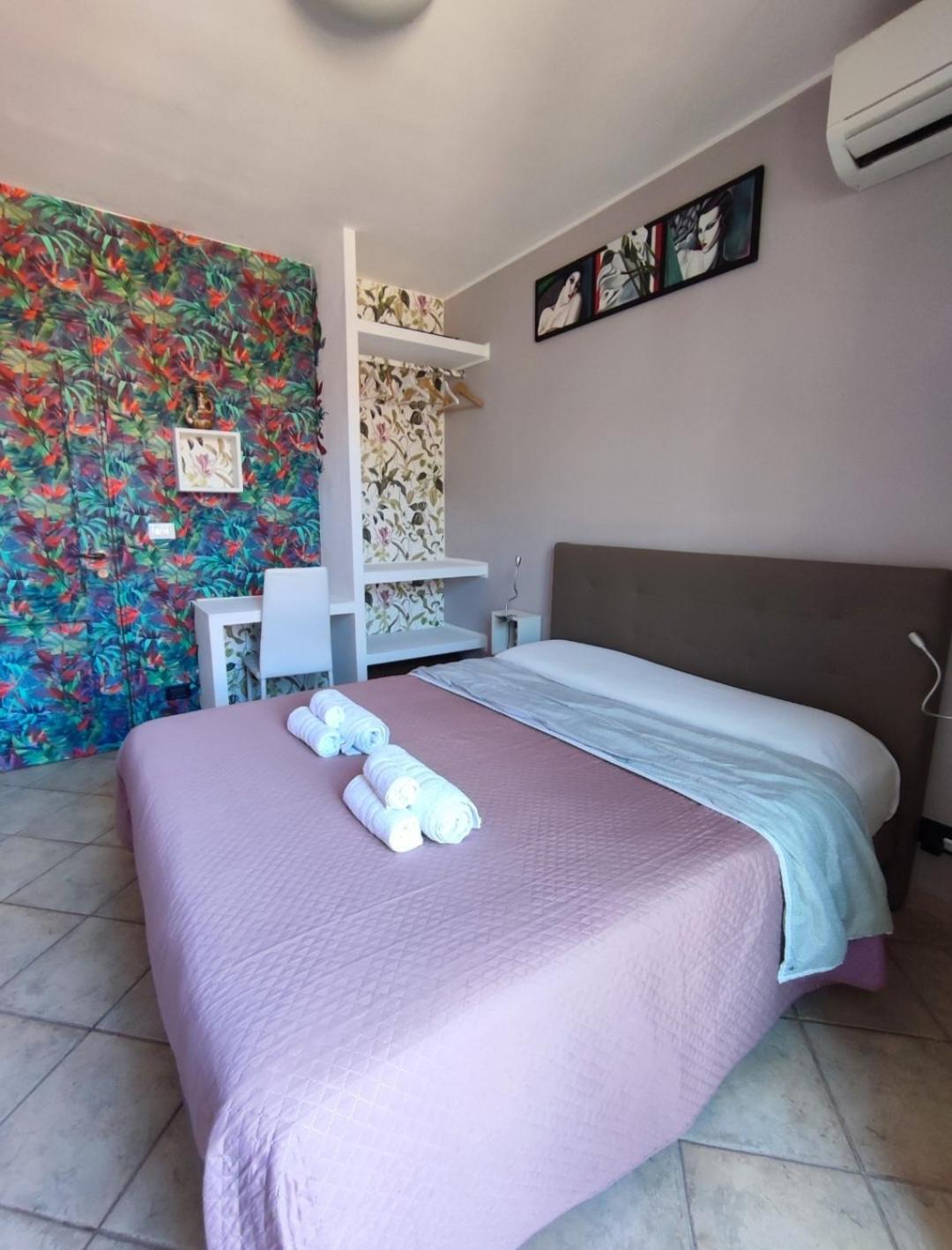 King Room with Balcony - Photo 12