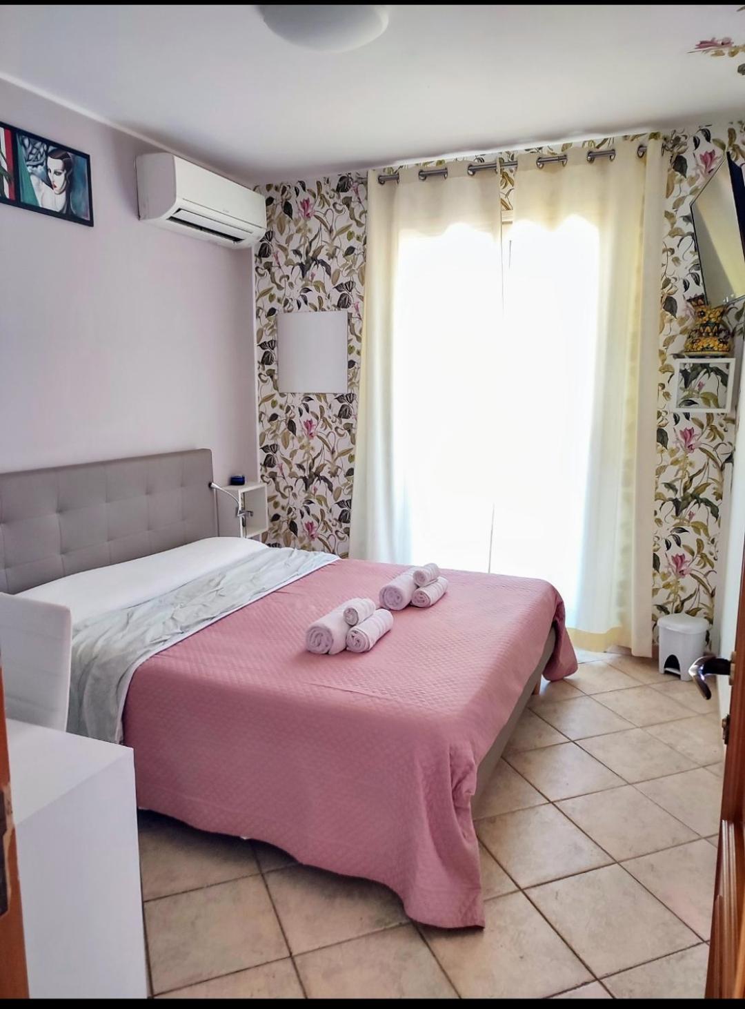 King Room with Balcony - Photo 11