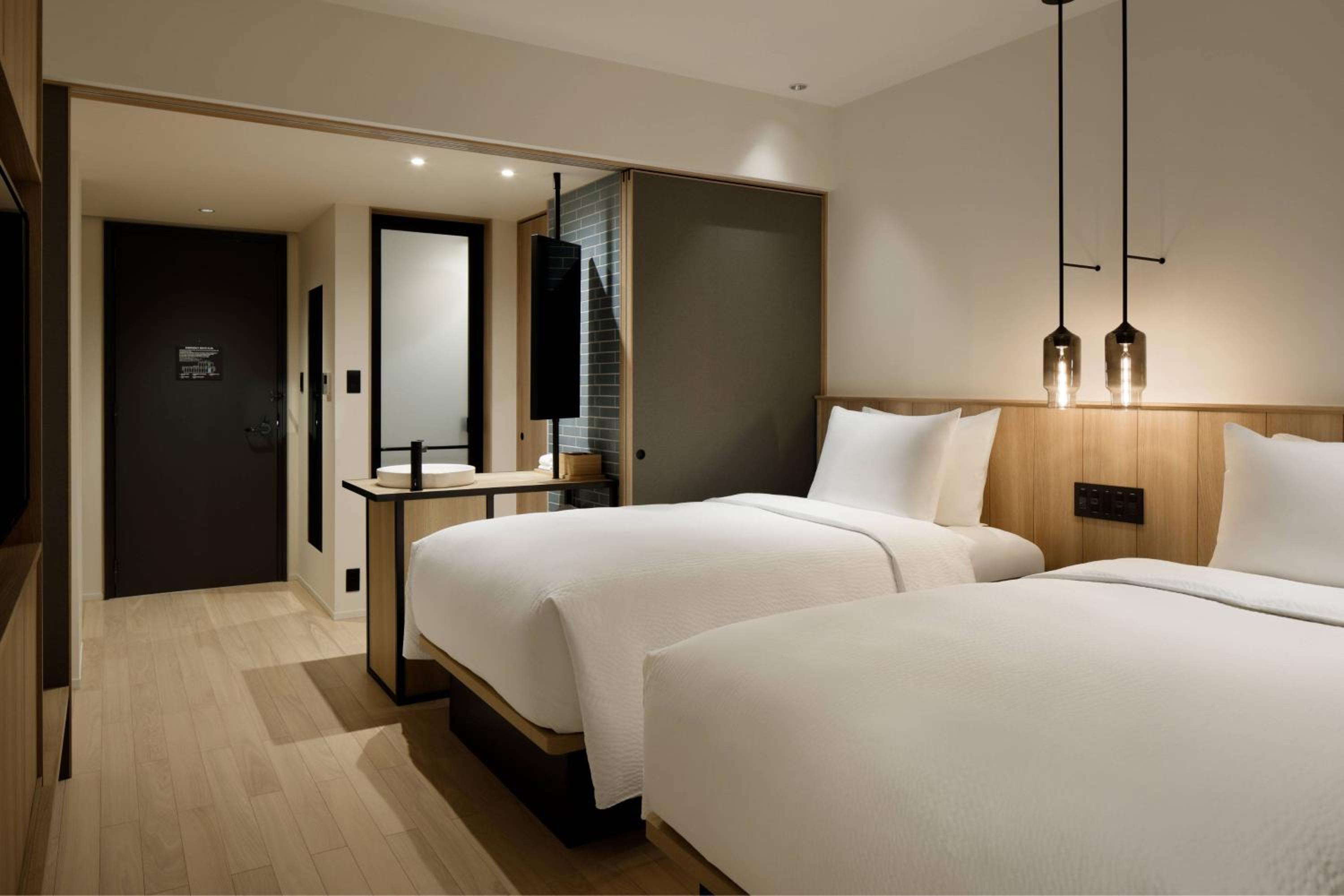 Standard Guest Room with Two Twin Beds - Photo 8
