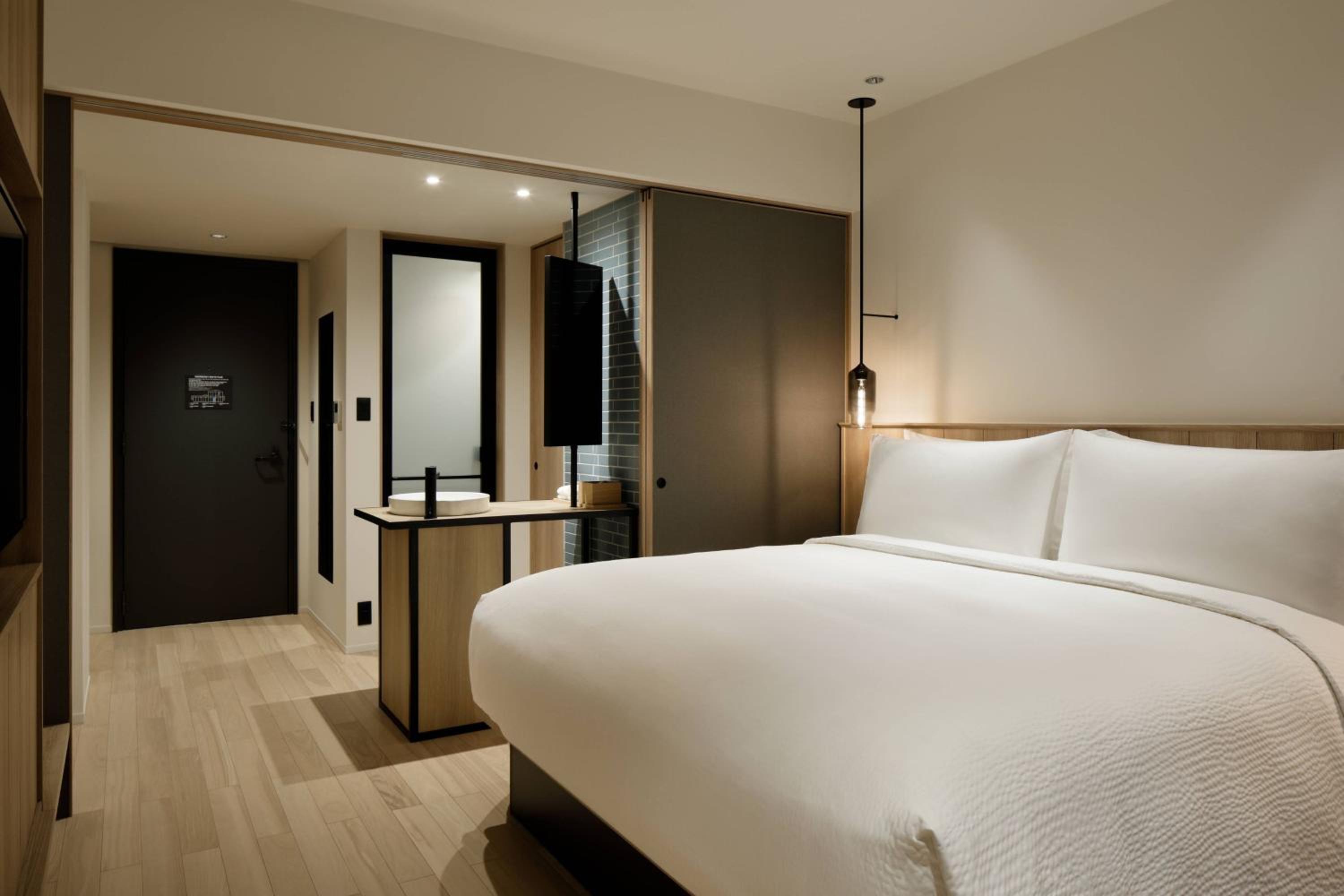 Standard King Room - Photo 5