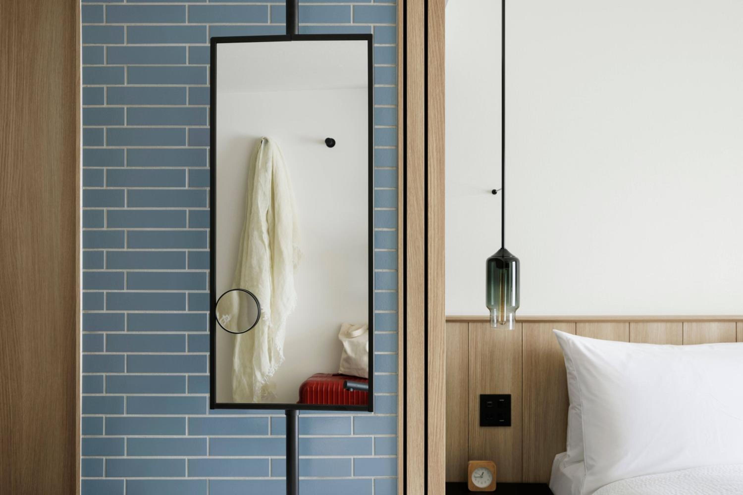 Standard Guest Room with Two Twin Beds - Photo 7
