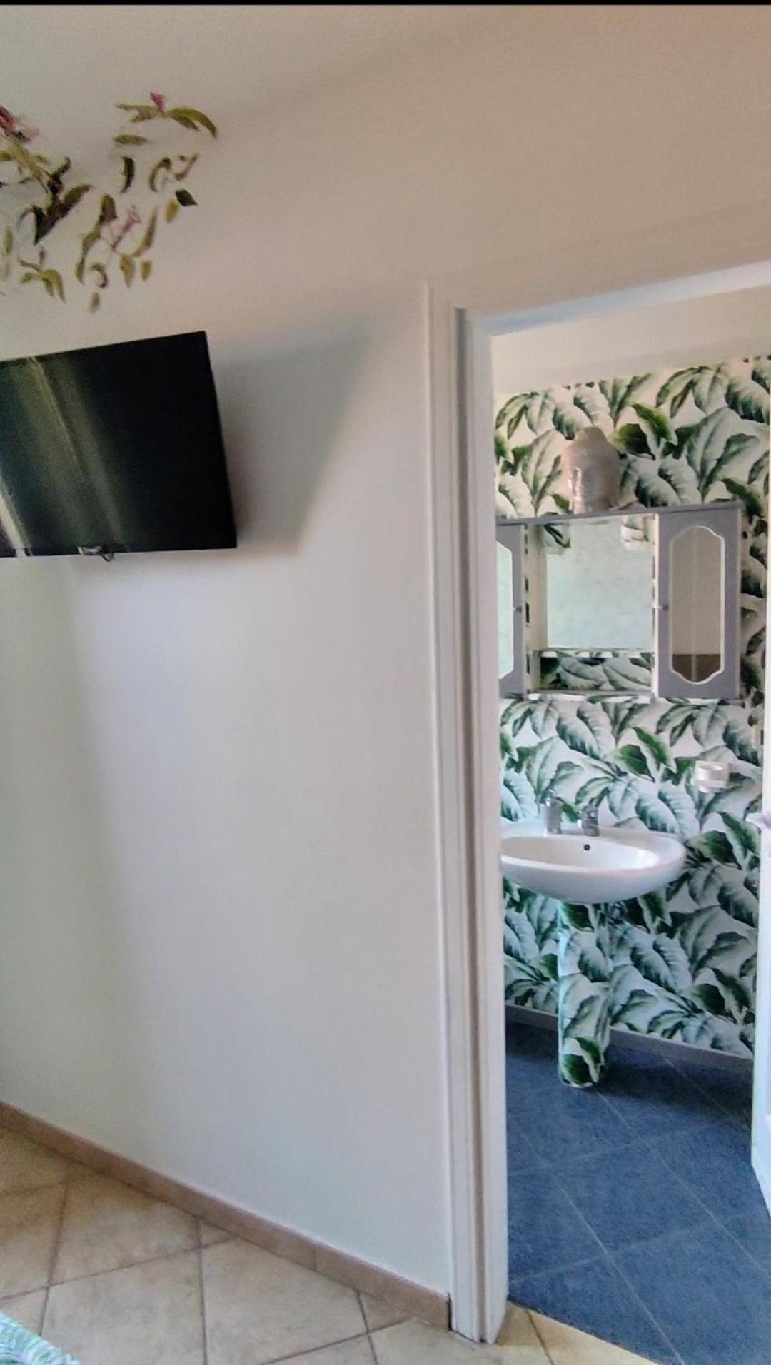 King Room with Balcony - Photo 14