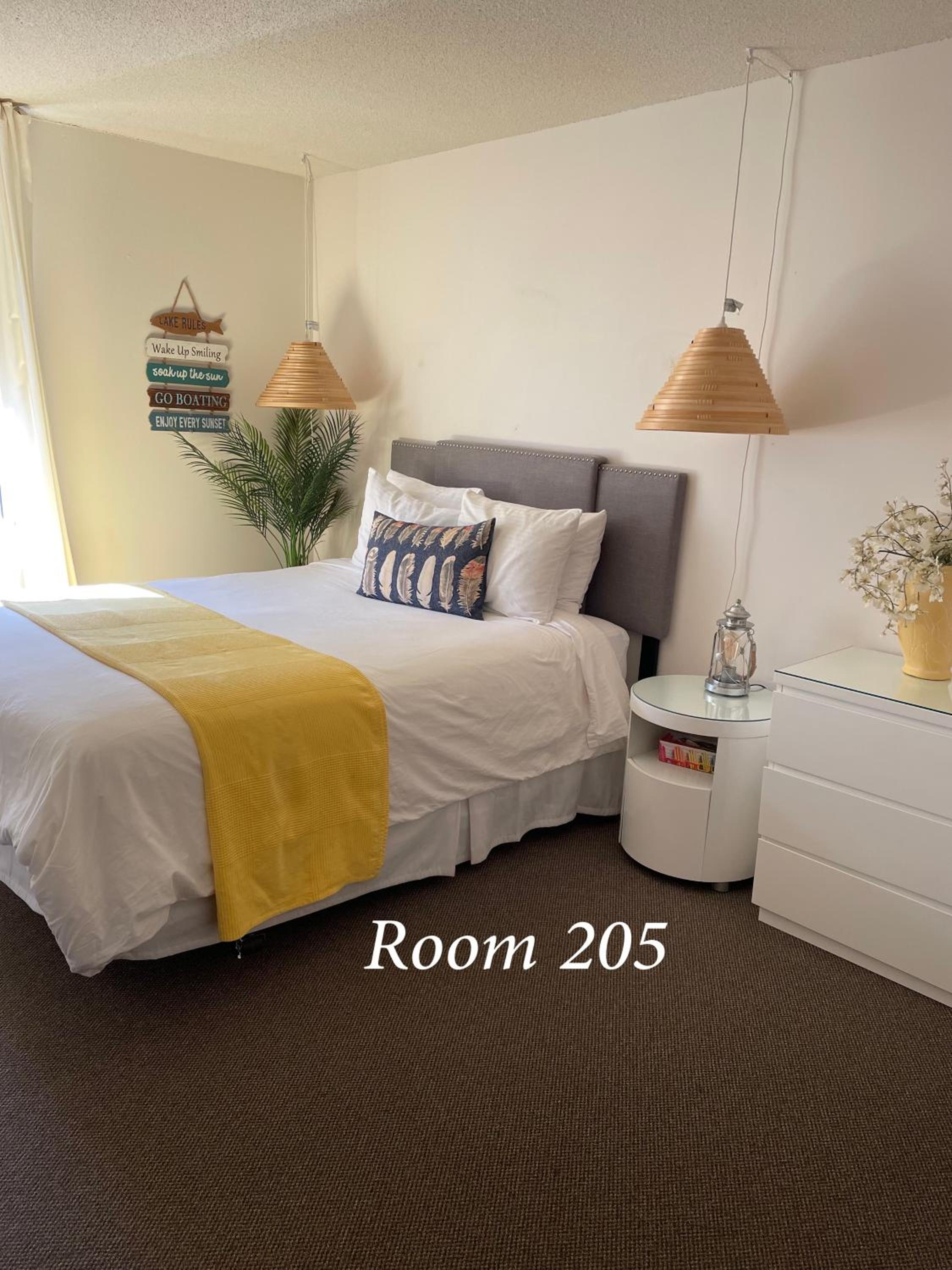 Queen Room photo 2