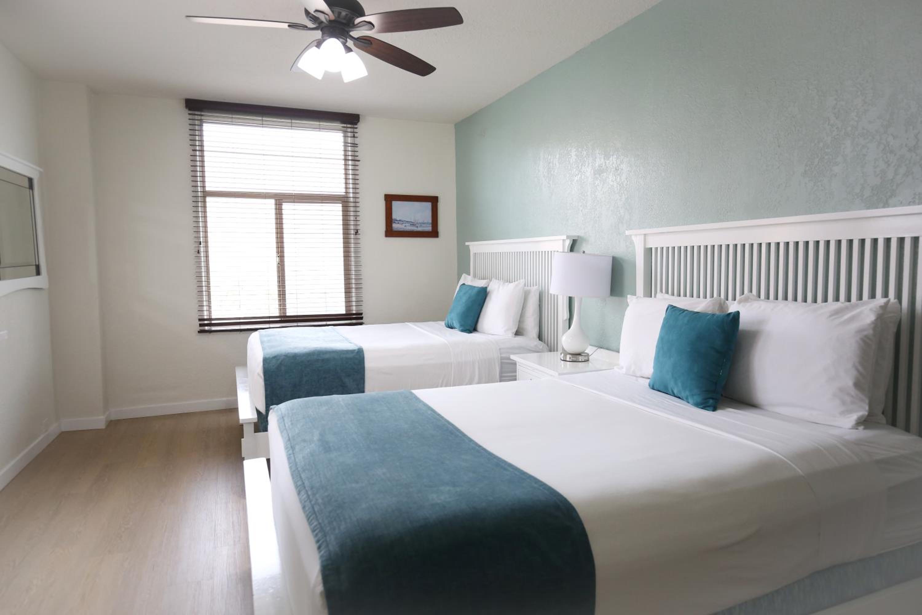 Queen Room with Two Queen Beds photo 1