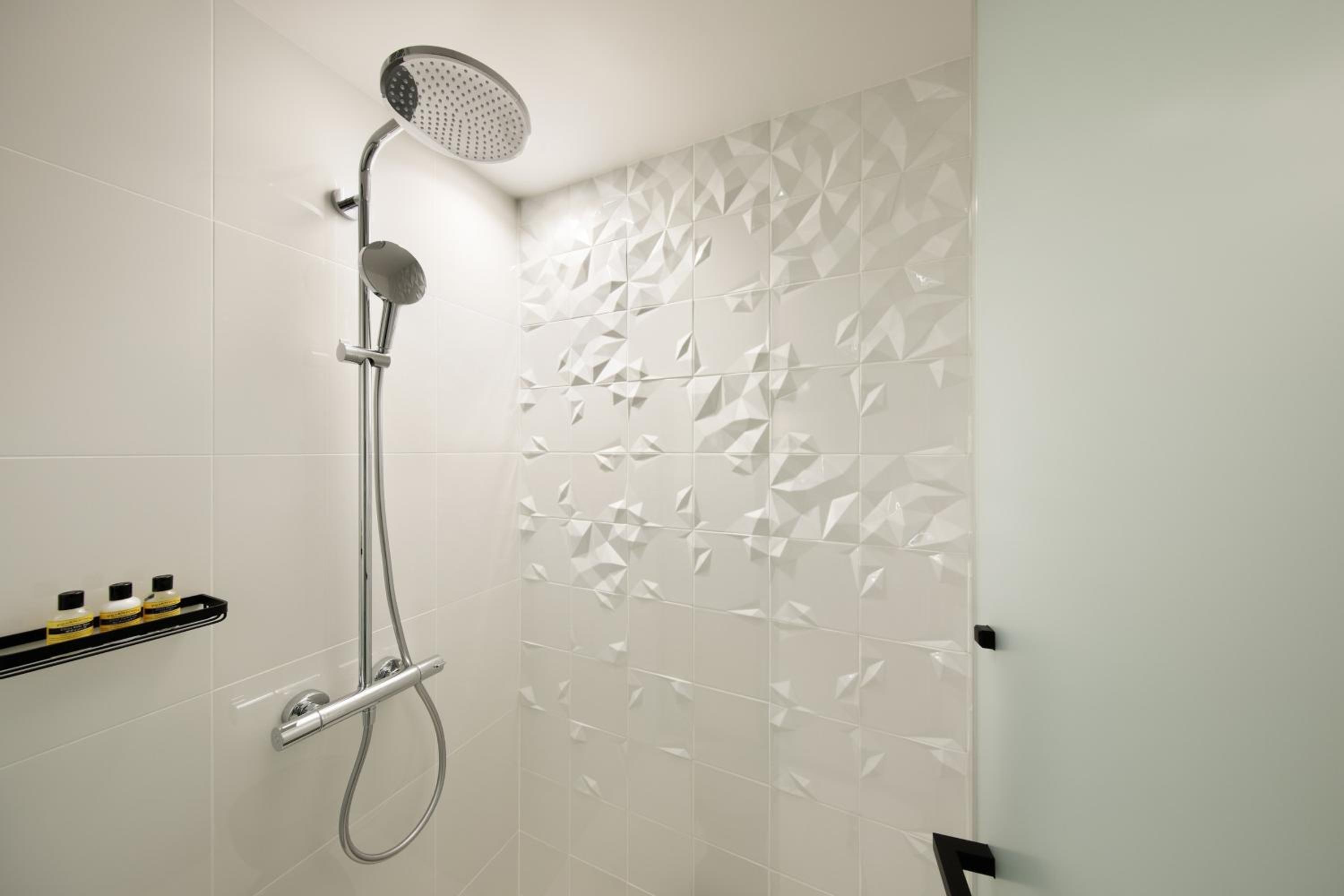 Loft Queen Room thumbnail 5