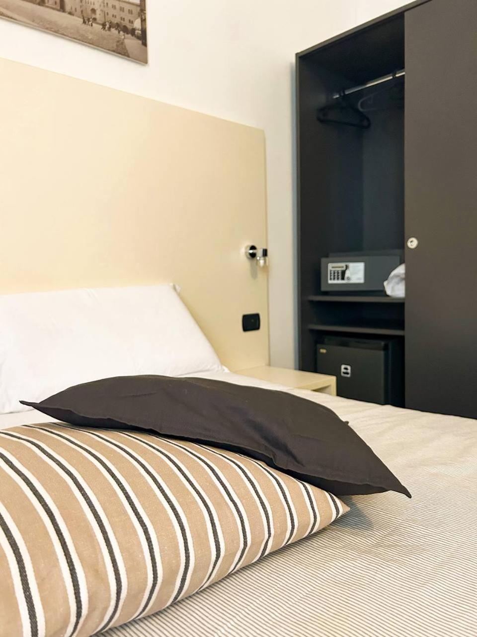 Double Room - Photo 7