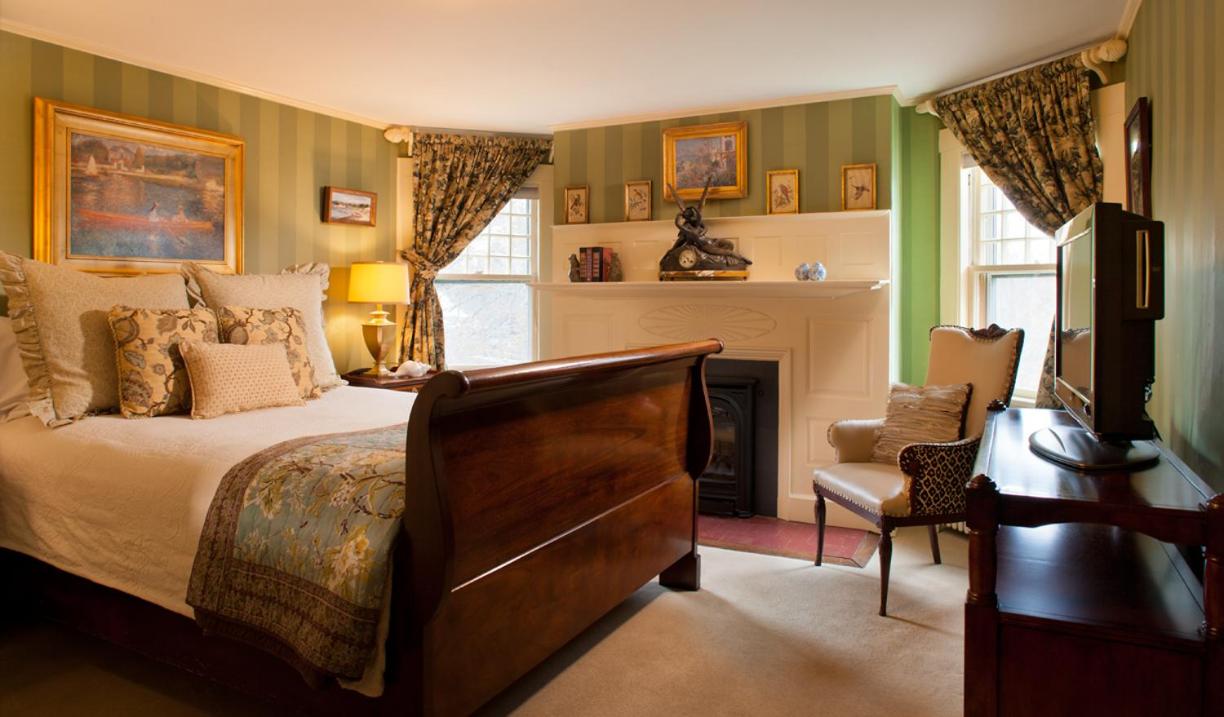 Queen Room photo 1