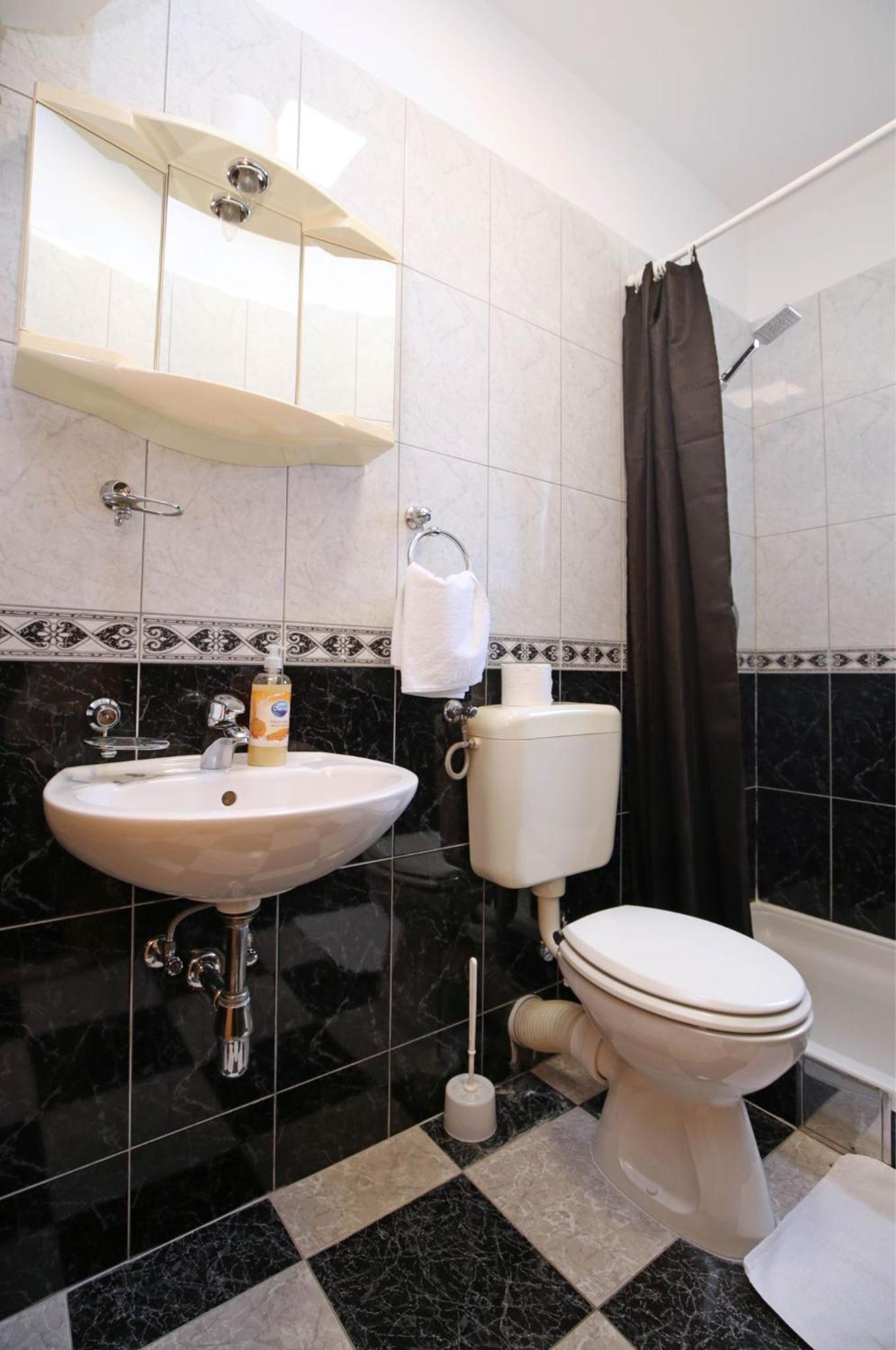 Double Room - Photo 5