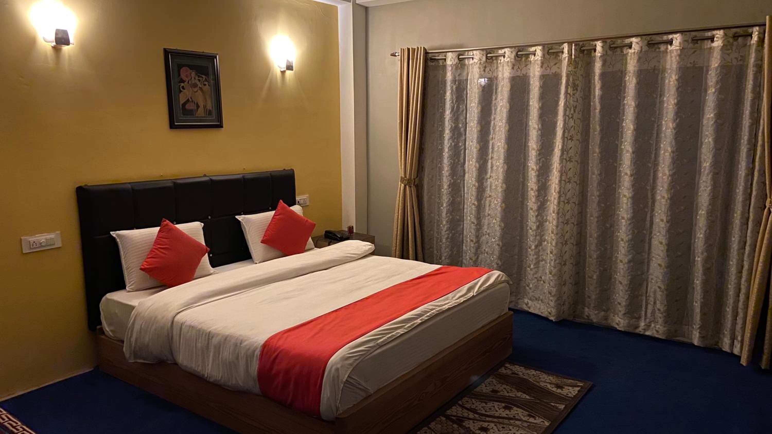 Deluxe Double Room (2 Adults + 1 Child) photo 1