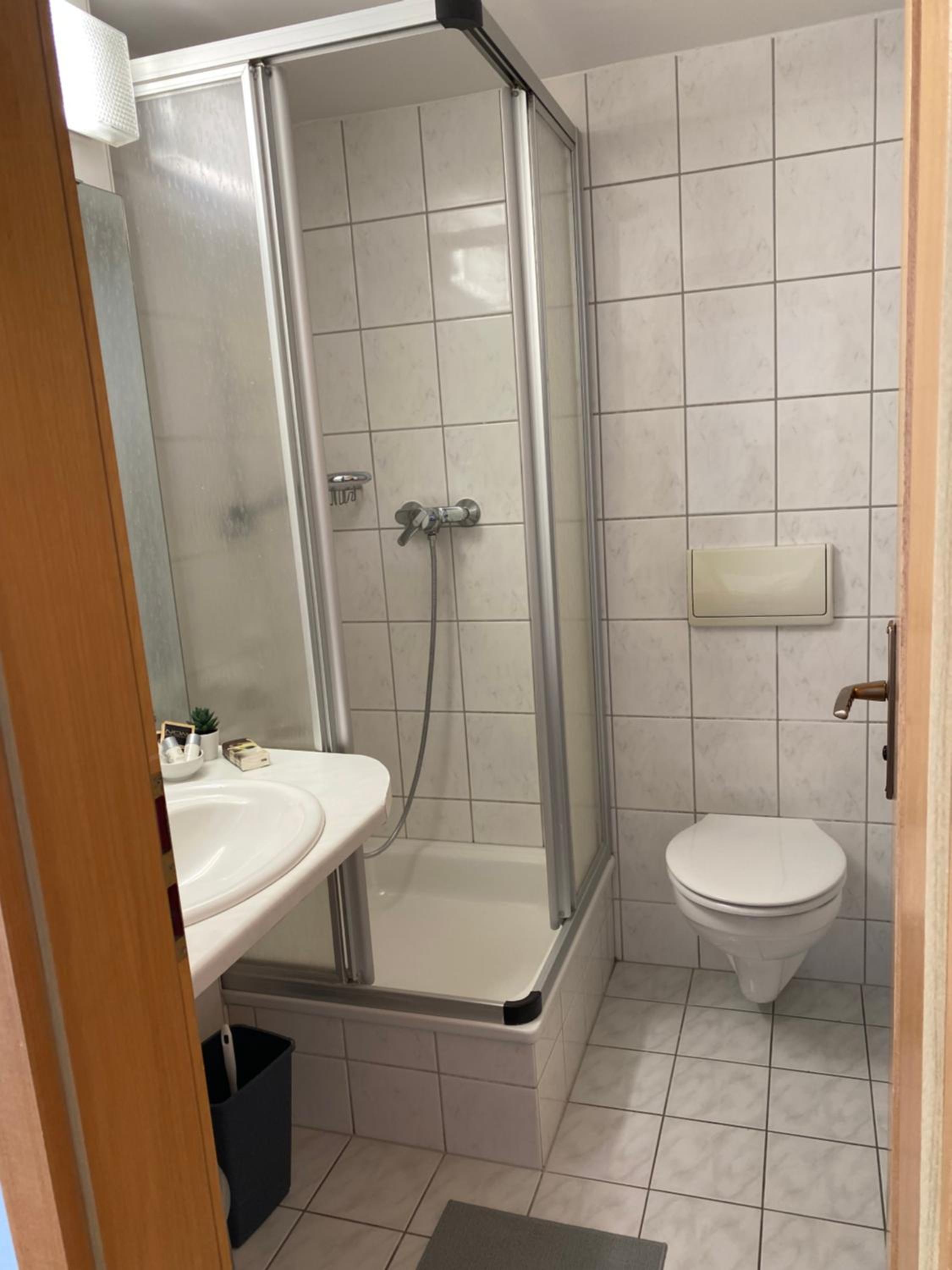 Single Room with Bathroom photo 2