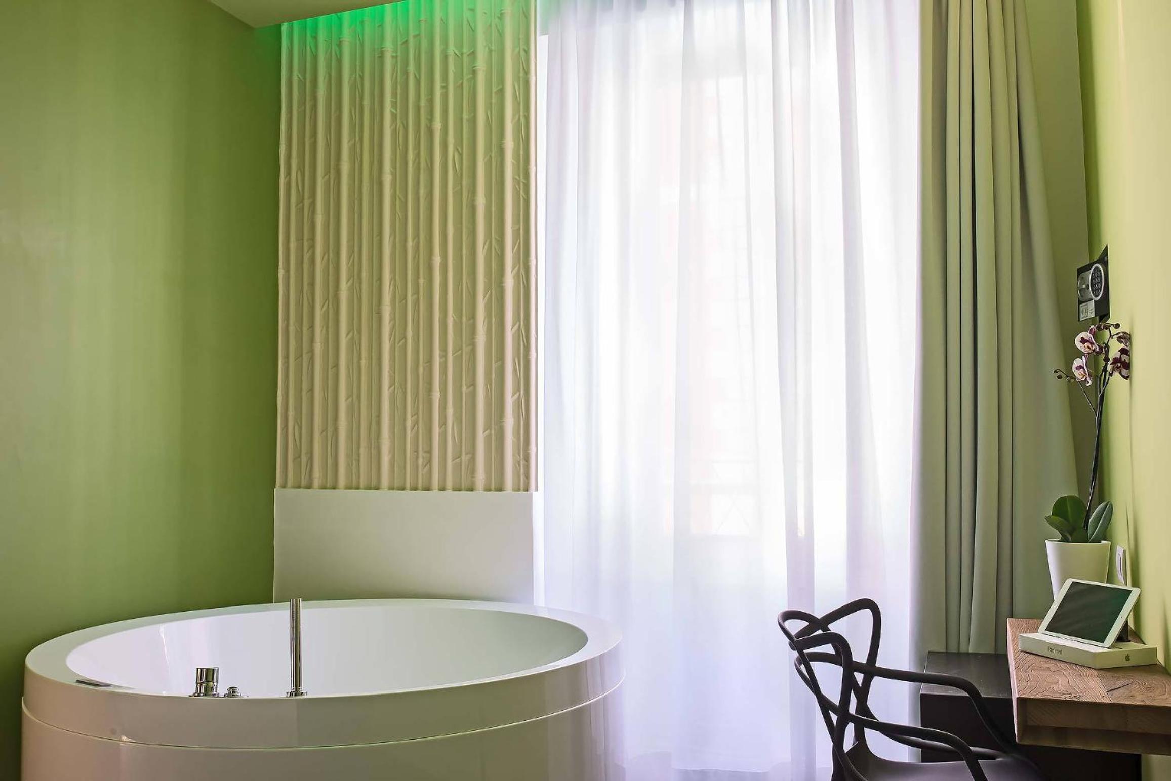Suite with Spa Bath photo 3