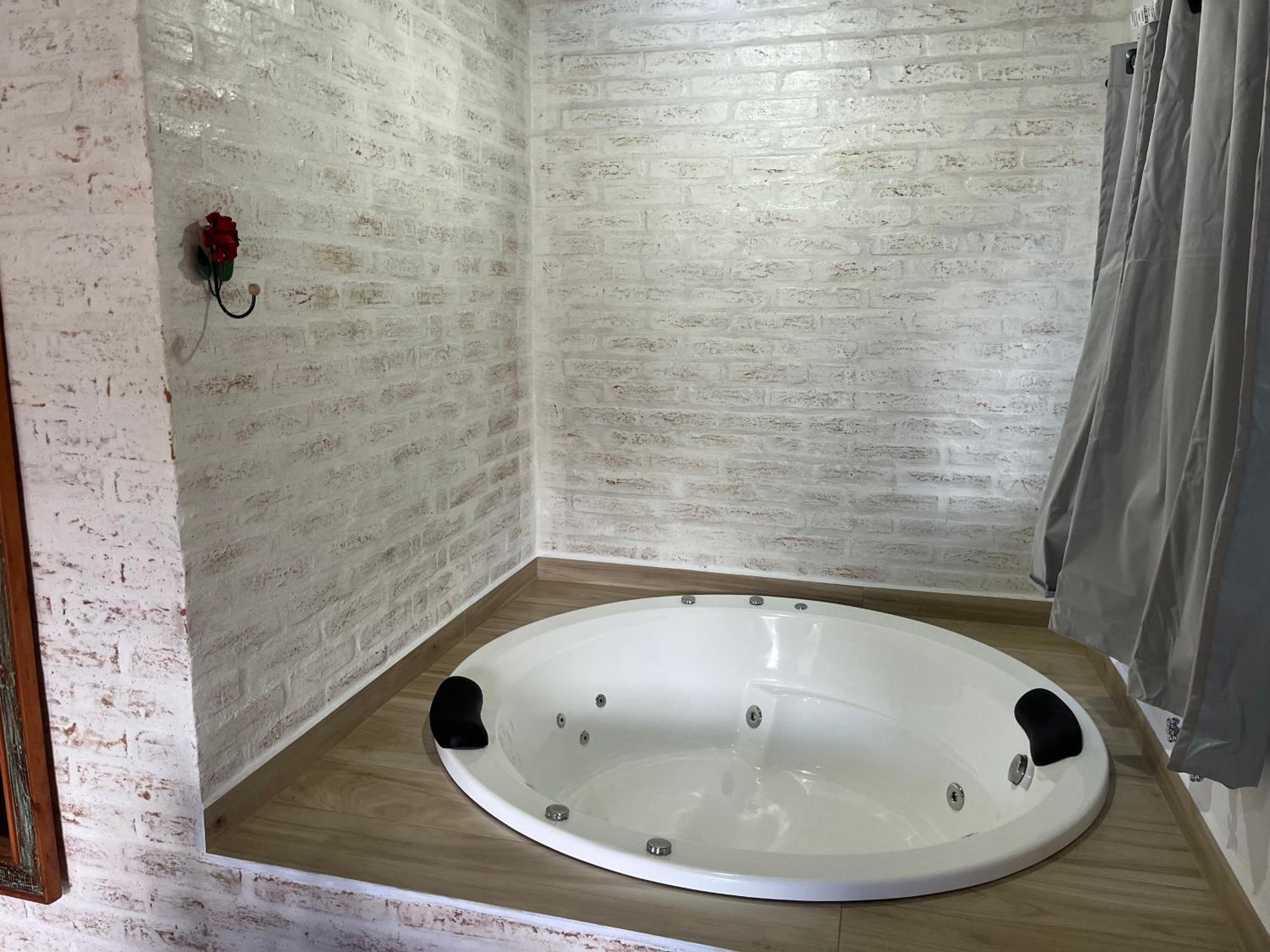Suite with Hot Tub photo 3