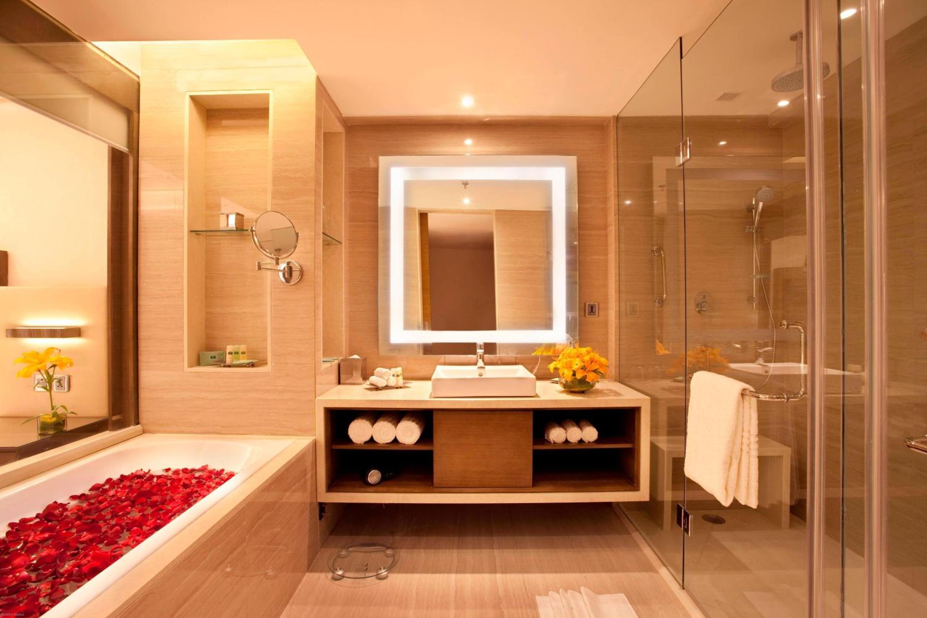 Courtyard Suite, 1 Bedroom Suite, 1 King, City View, Executive Lounge Access, 2 pieces laundry per day