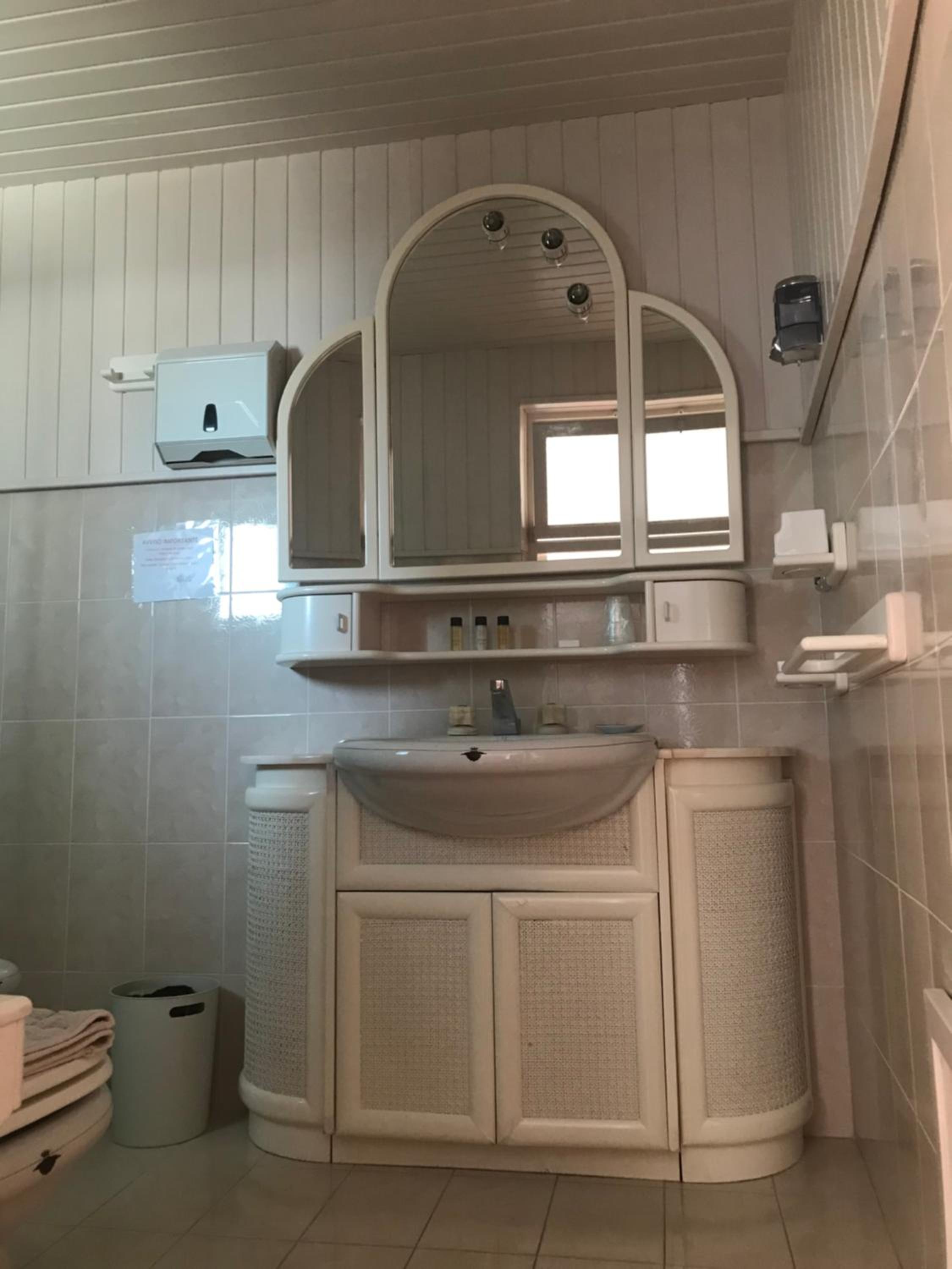 Quadruple Room with Sea View - Photo 4