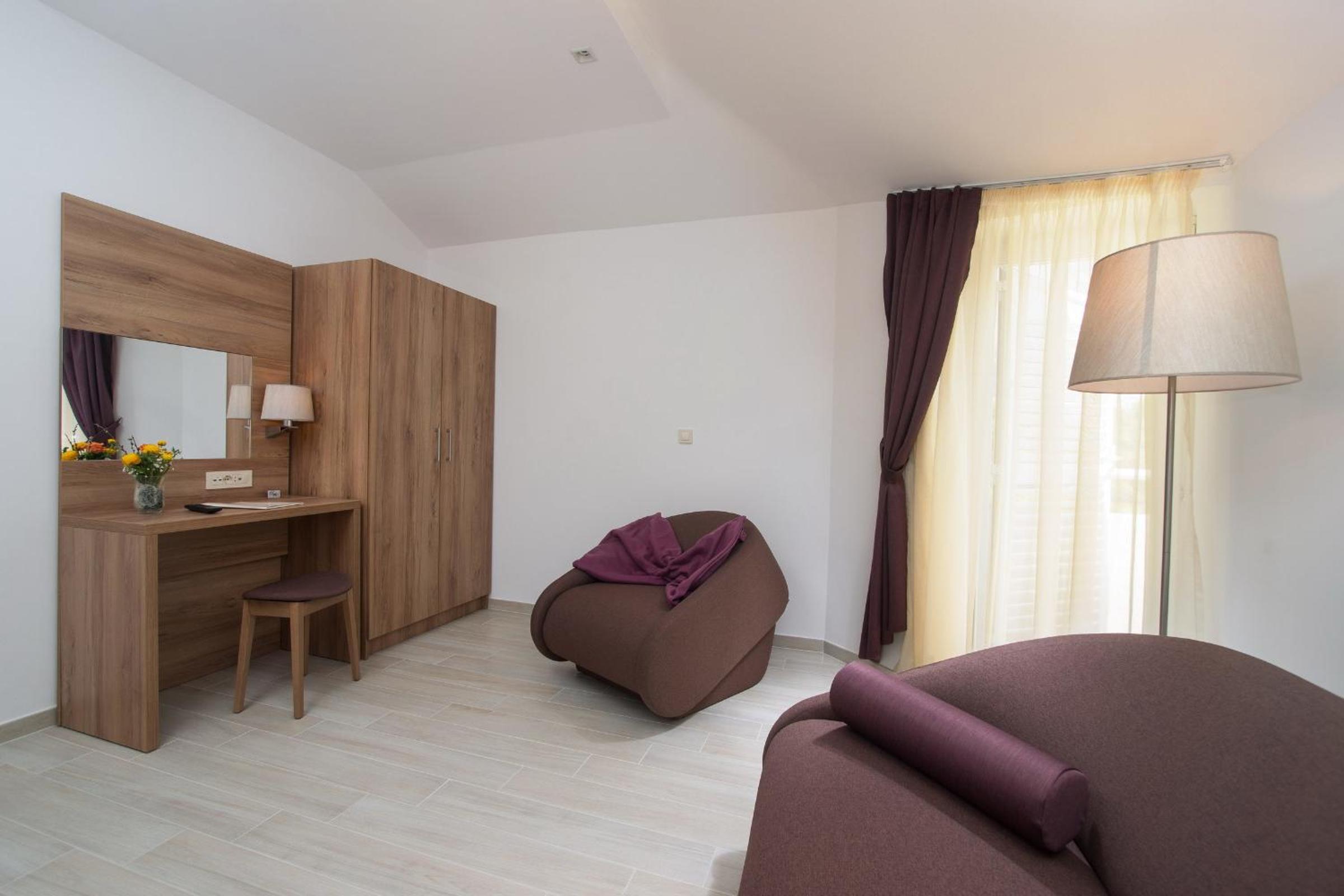 One-Bedroom Suite with Balcony - Photo 4