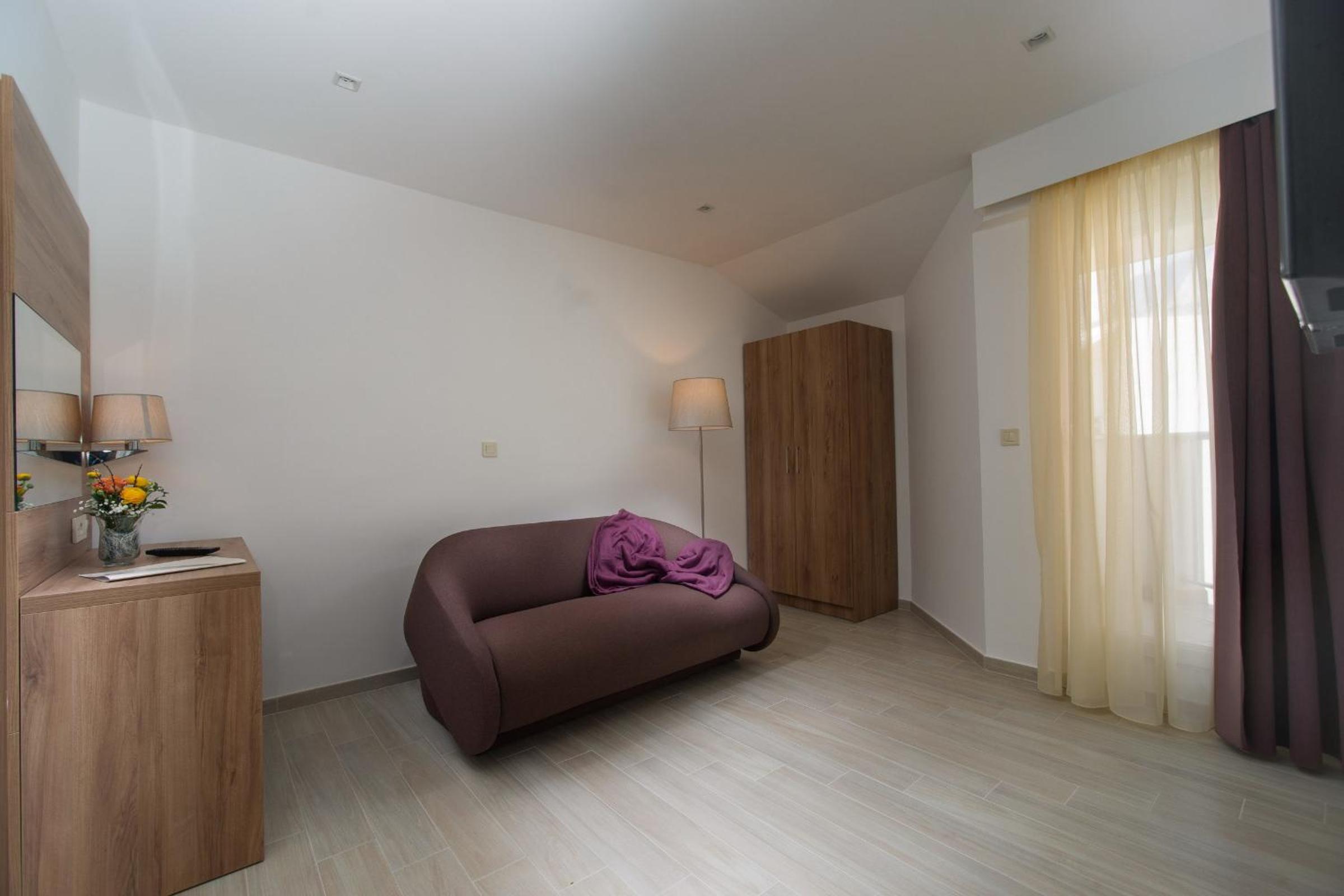 One-Bedroom Suite with Balcony - Photo 5
