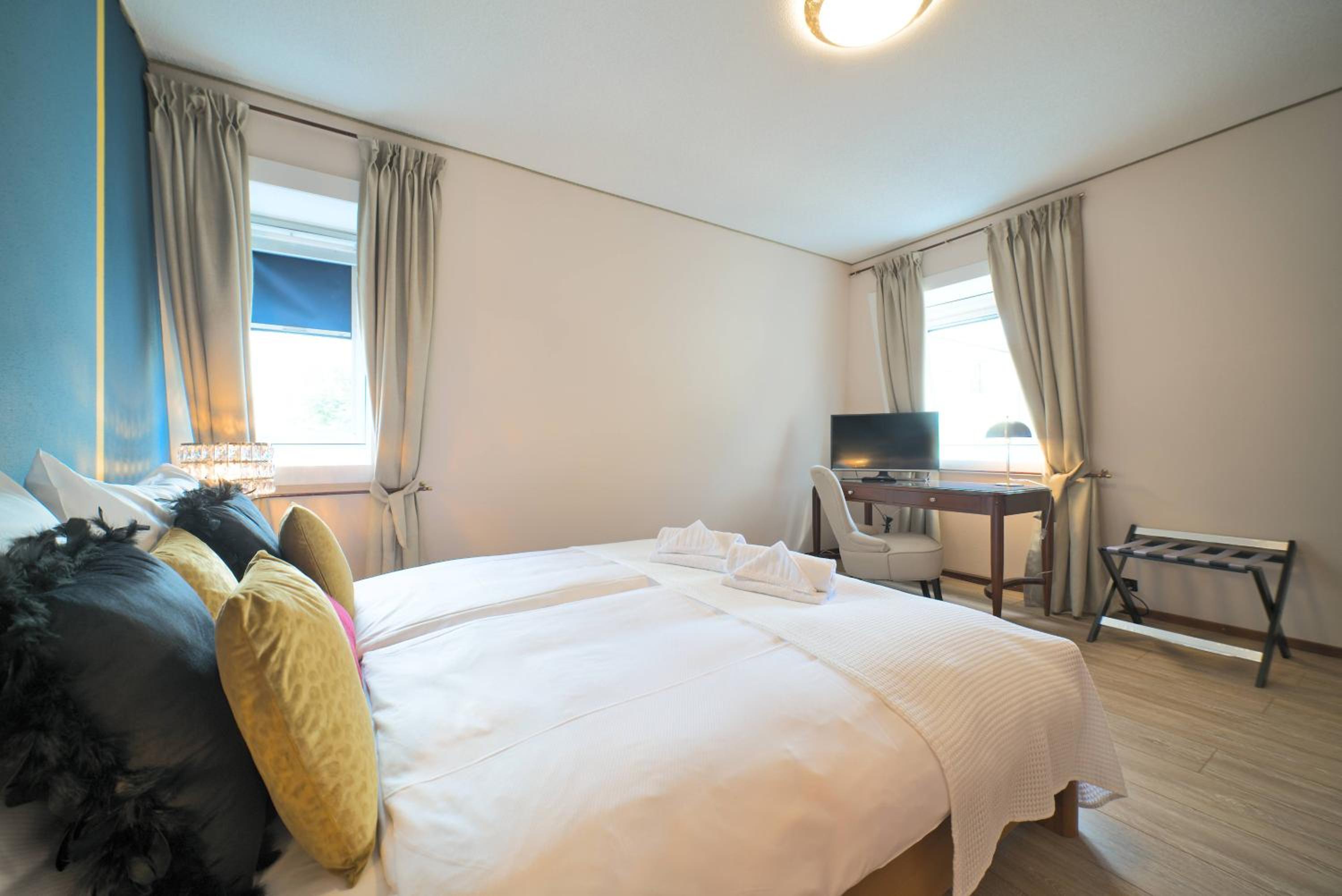 Suite with Queen Bed - Photo 14