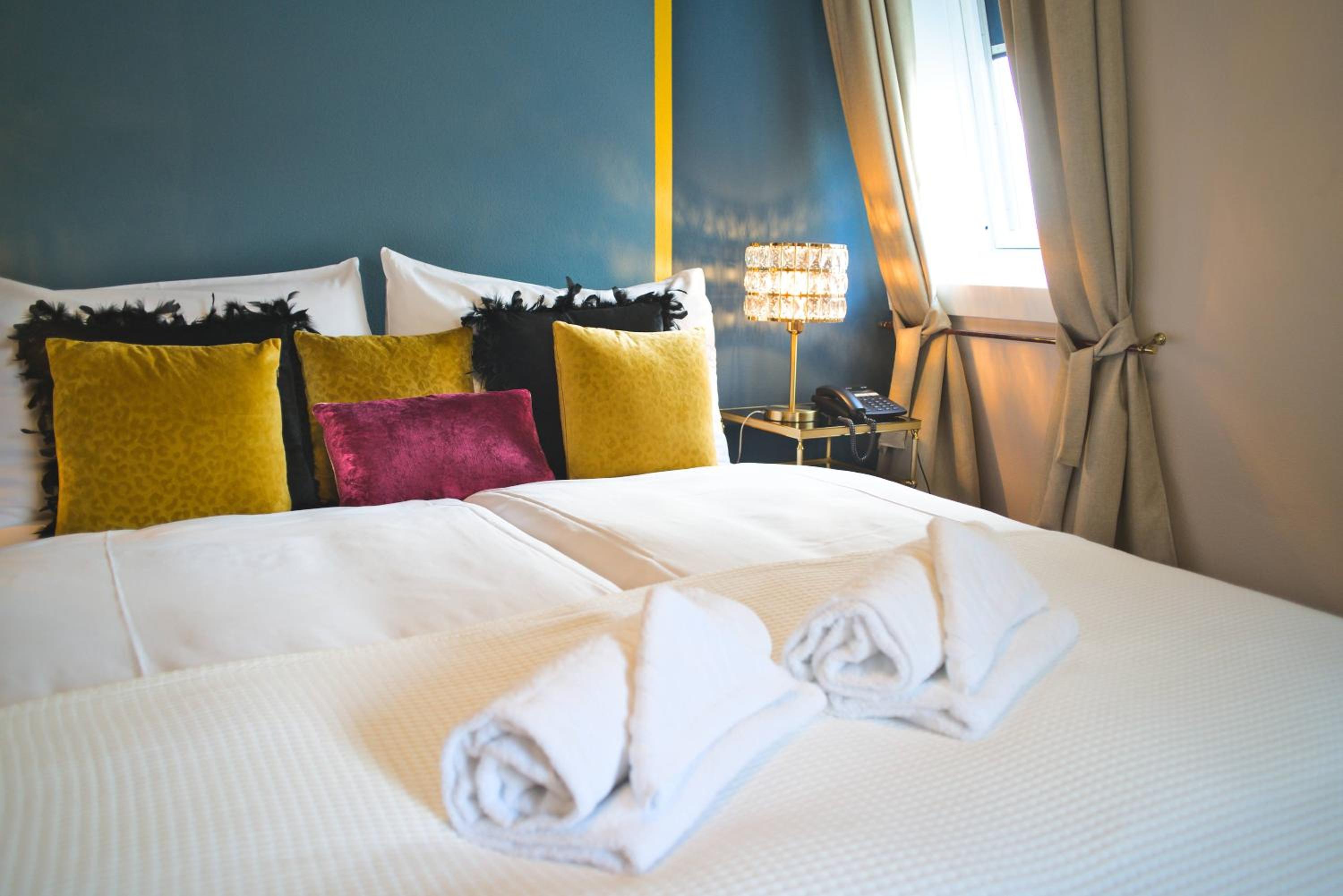 Suite with Queen Bed - Photo 6
