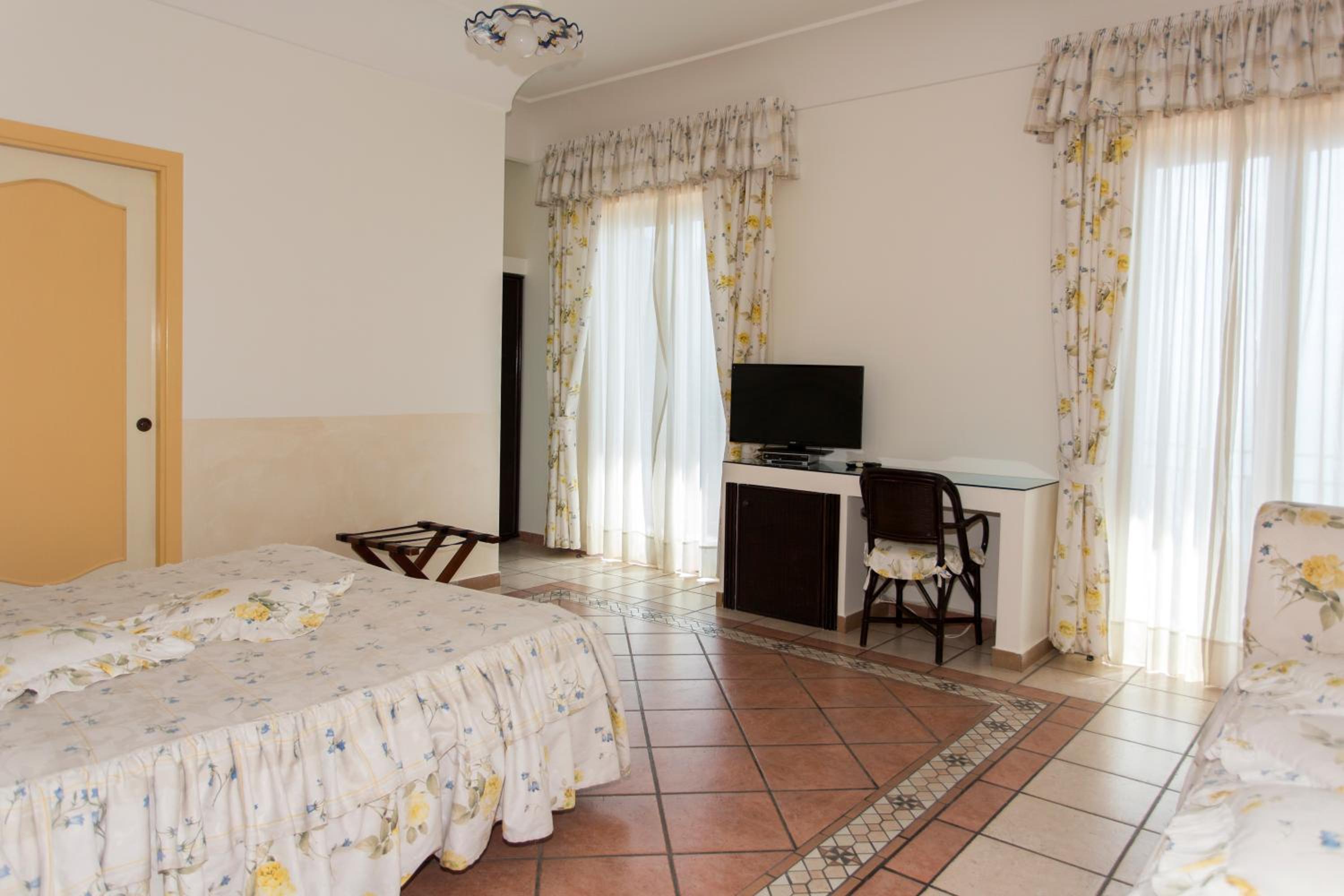 Junior Suite with Terrace and Sea View - Photo 3