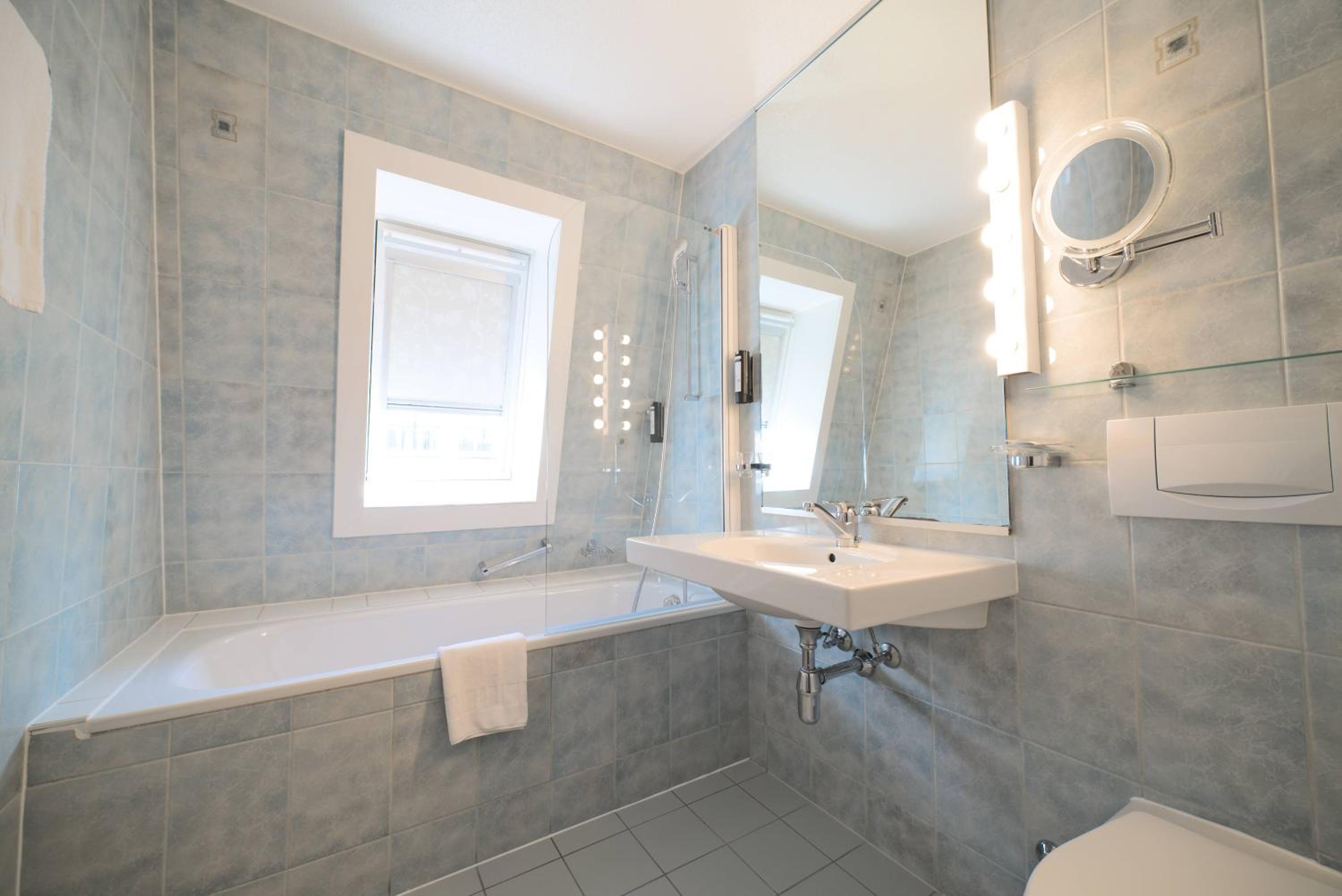 Suite with Queen Bed - Photo 10