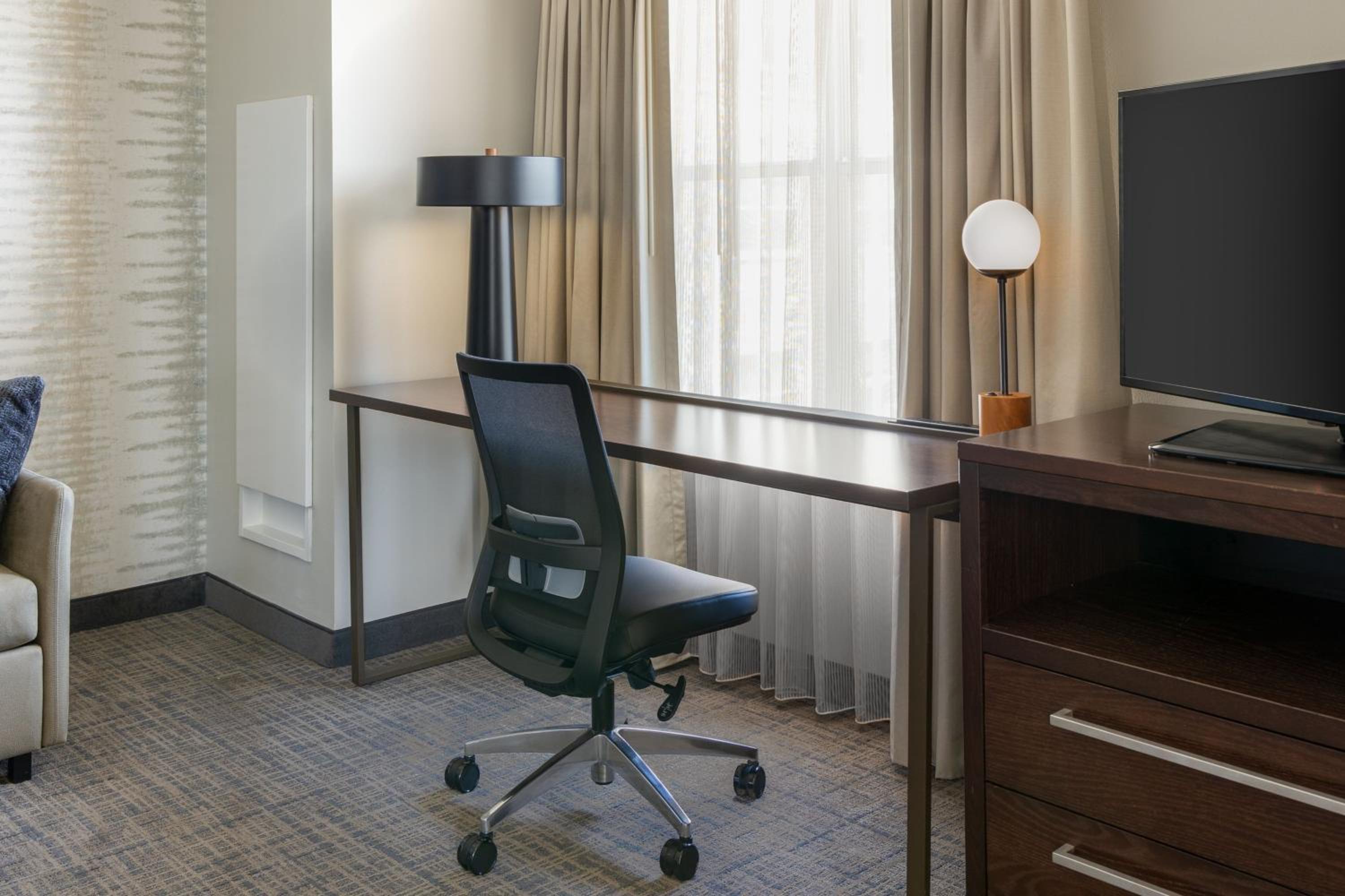 1 Bedroom Suite, King, Sofa bed, Corner room photo 3
