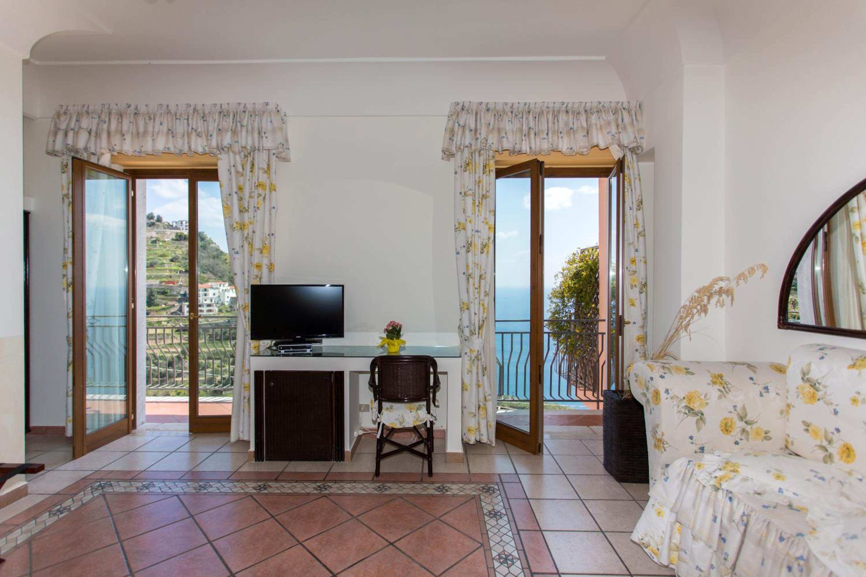 Junior Suite with Terrace and Sea View - Photo 7