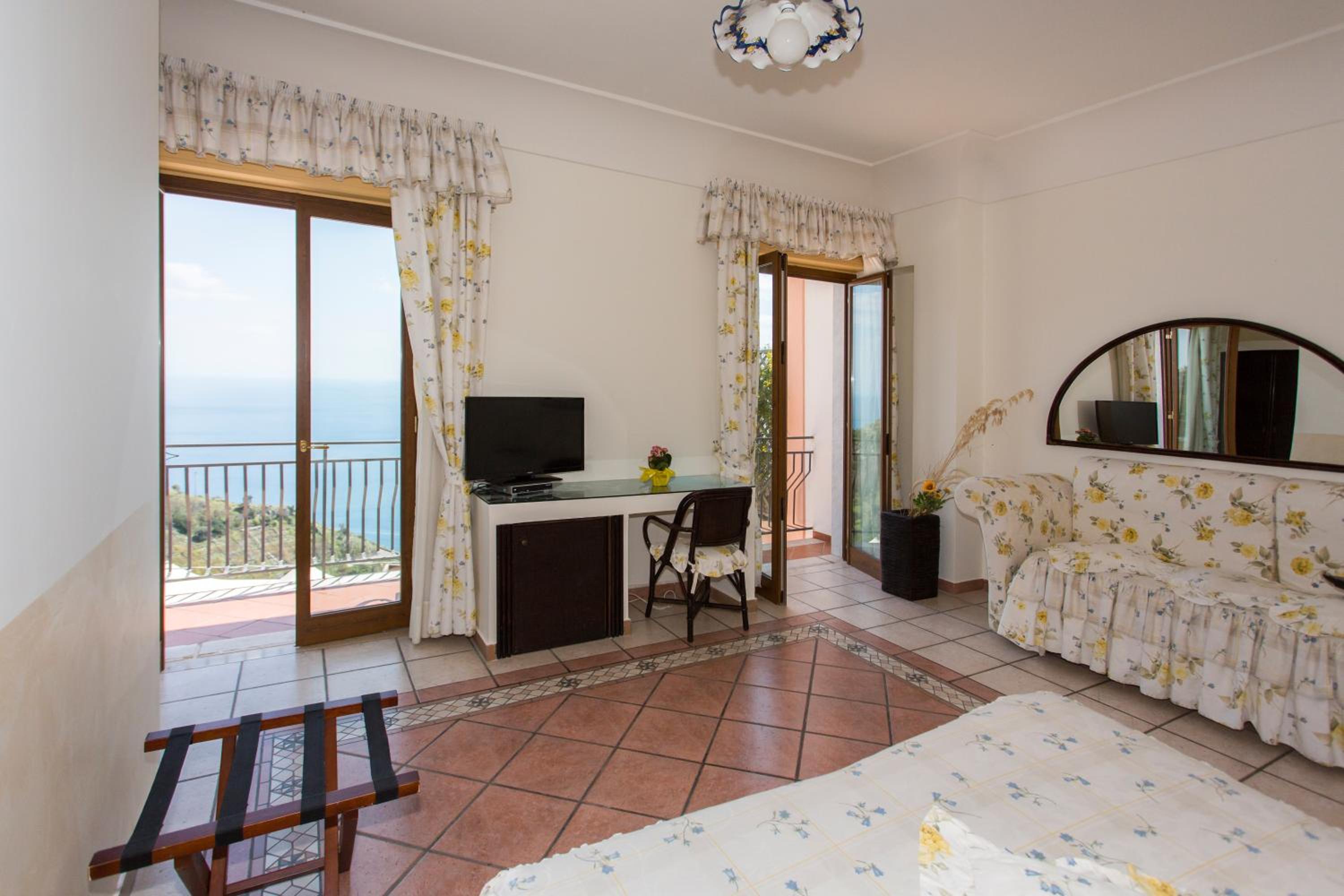 Junior Suite with Terrace and Sea View - Photo 1
