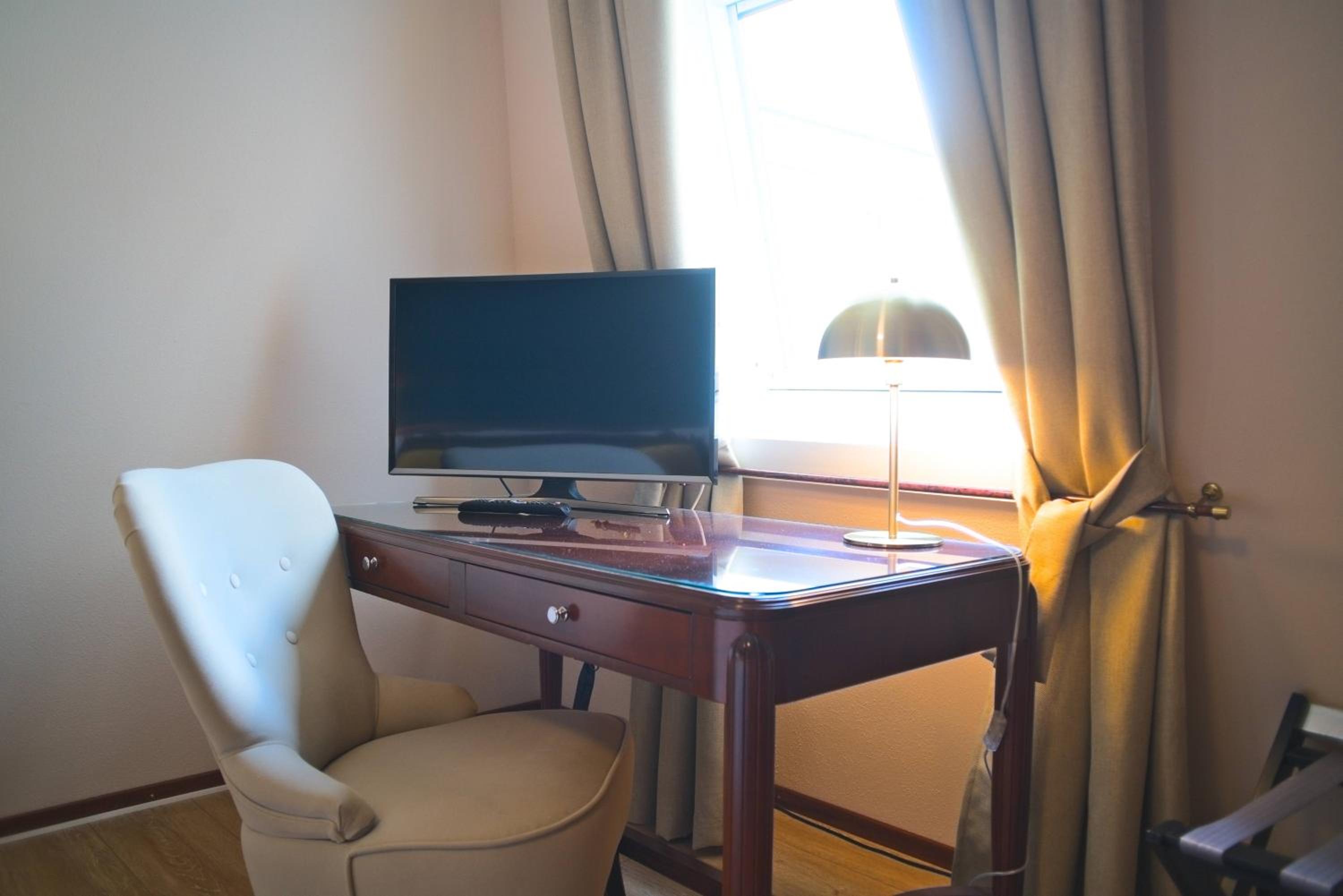 Suite with Queen Bed - Photo 5